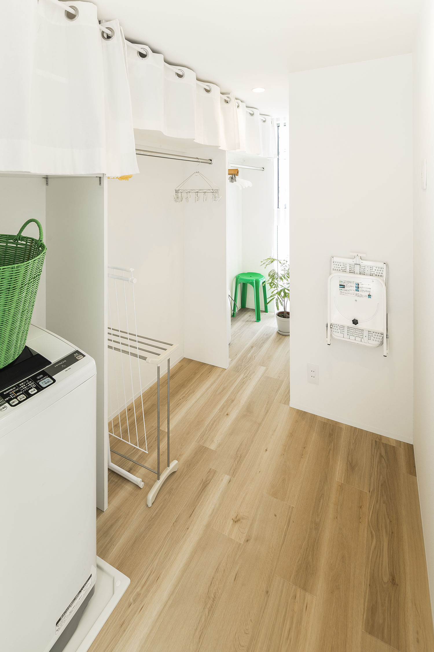洗濯機が置いてあり室内干しが出来るハンガーラックもあるランドリールーム・デザイン住宅 注文住宅・デザイン住宅建築実例_『CASE476 3FLDK』_廊下