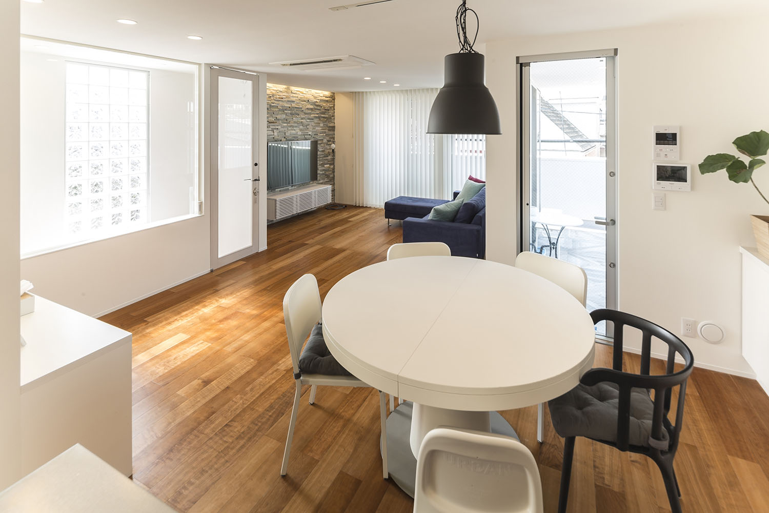 丸いダイニングテーブルがあるおしゃれなLDK・デザイン住宅 注文住宅・デザイン住宅建築実例_『CASE476 3FLDK』_LDK