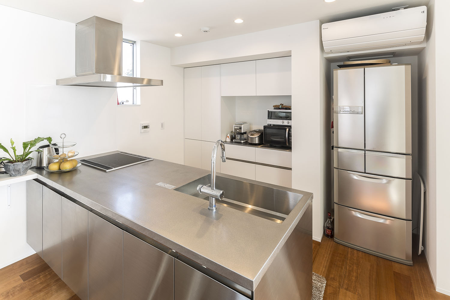 扉付きのカップボードが背面にあるステンレスのペニンシュラキッチン・デザイン住宅 注文住宅・デザイン住宅建築実例_『CASE476 3FLDK』_キッチン