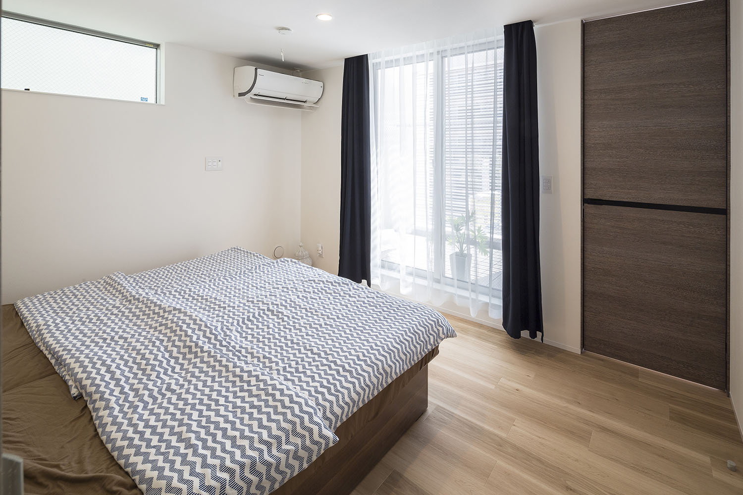 ベッドの正面に窓があるフローリングの寝室・デザイン住宅 注文住宅・デザイン住宅建築実例_『CASE476 3FLDK』_寝室