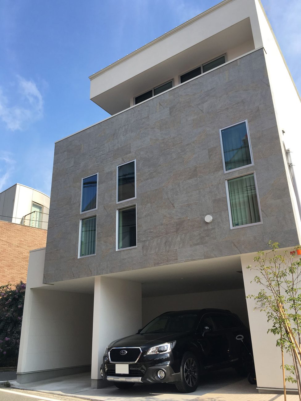インナーガレージのあるグレーのタイルの外壁の家・デザイン住宅 注文住宅・デザイン住宅建築実例_『CASE476 3ＦＬＤＫ』_外観