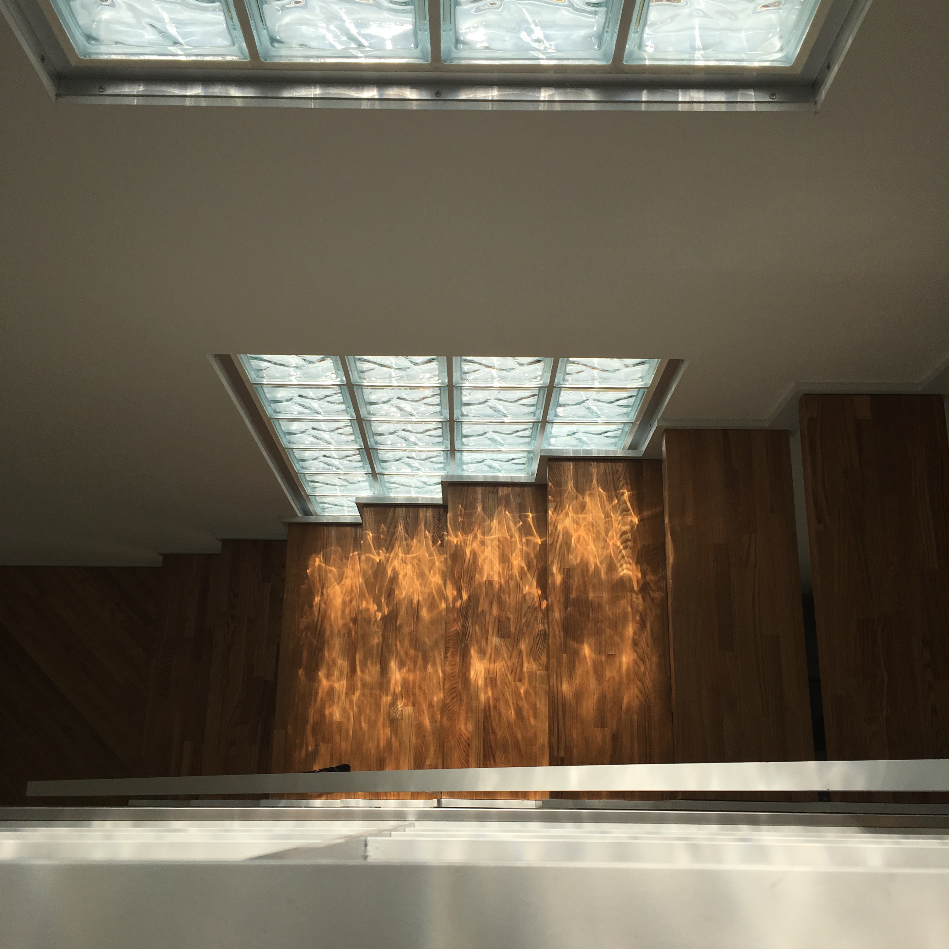 ガラスタイルから光が反射する木のスケルトン階段・デザイン住宅 注文住宅・デザイン住宅建築実例_『CASE476 3FLDK』_階段