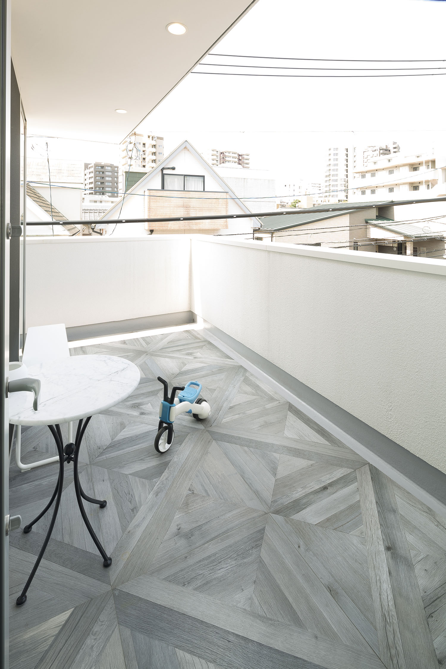 グレーのヘリンボーン床のバルコニー・デザイン住宅 注文住宅・デザイン住宅建築実例_『CASE476 3FLDK』_テラス・バルコニー