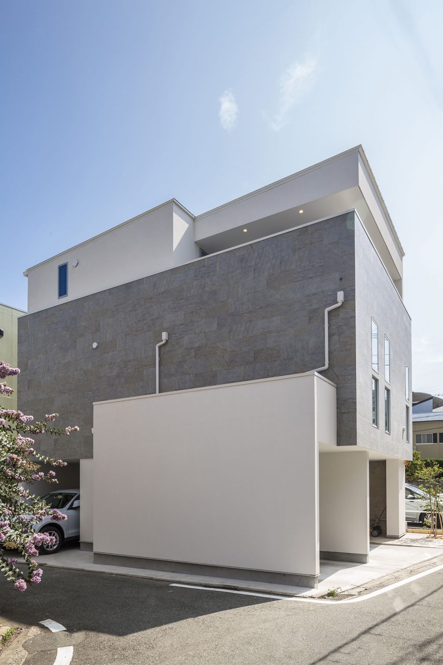 白とグレーのスタイリッシュな外観の家・デザイン住宅 注文住宅・デザイン住宅建築実例_『CASE476 3ＦＬＤＫ』_外観
