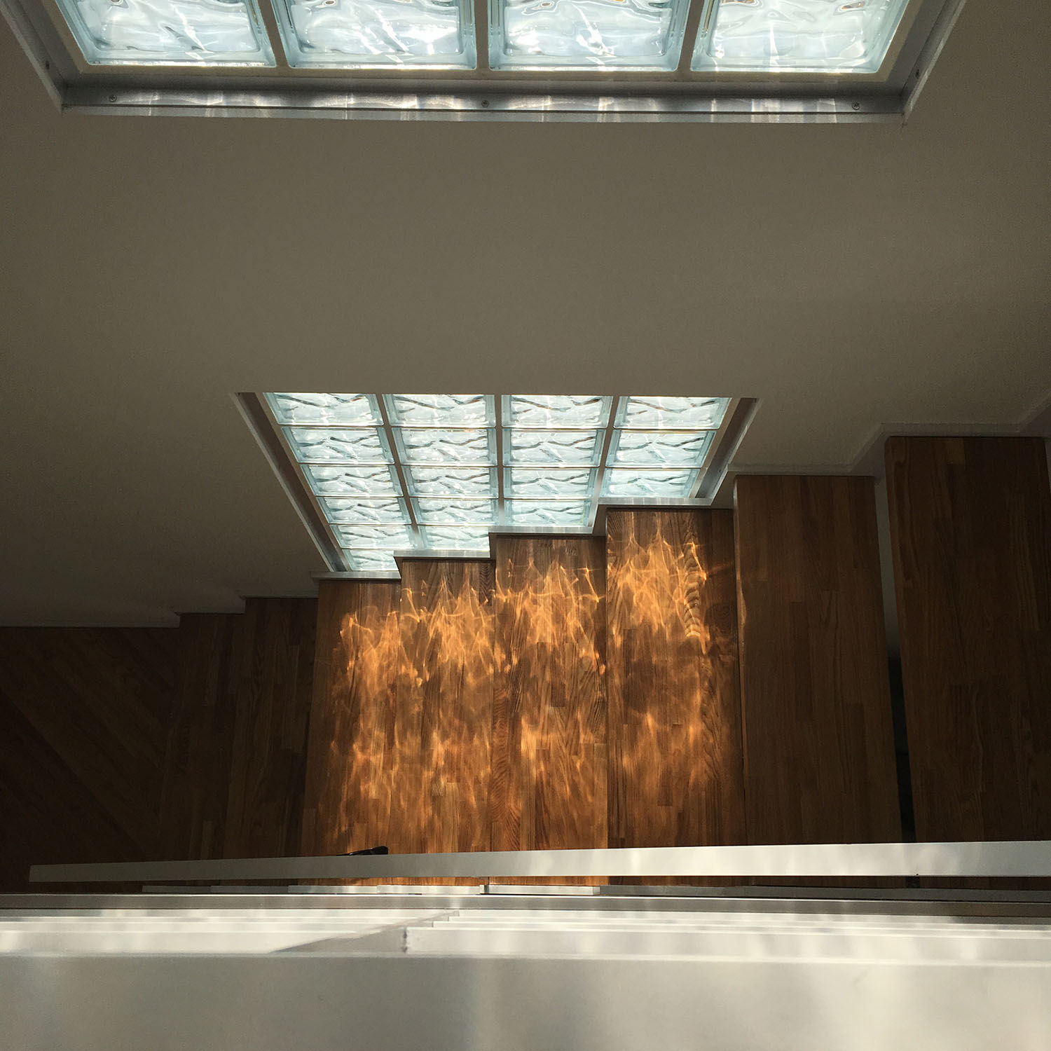 ガラスタイルから光が反射する木のスケルトン階段・デザイン住宅 注文住宅・デザイン住宅建築実例_『CASE476 3FLDK』_階段