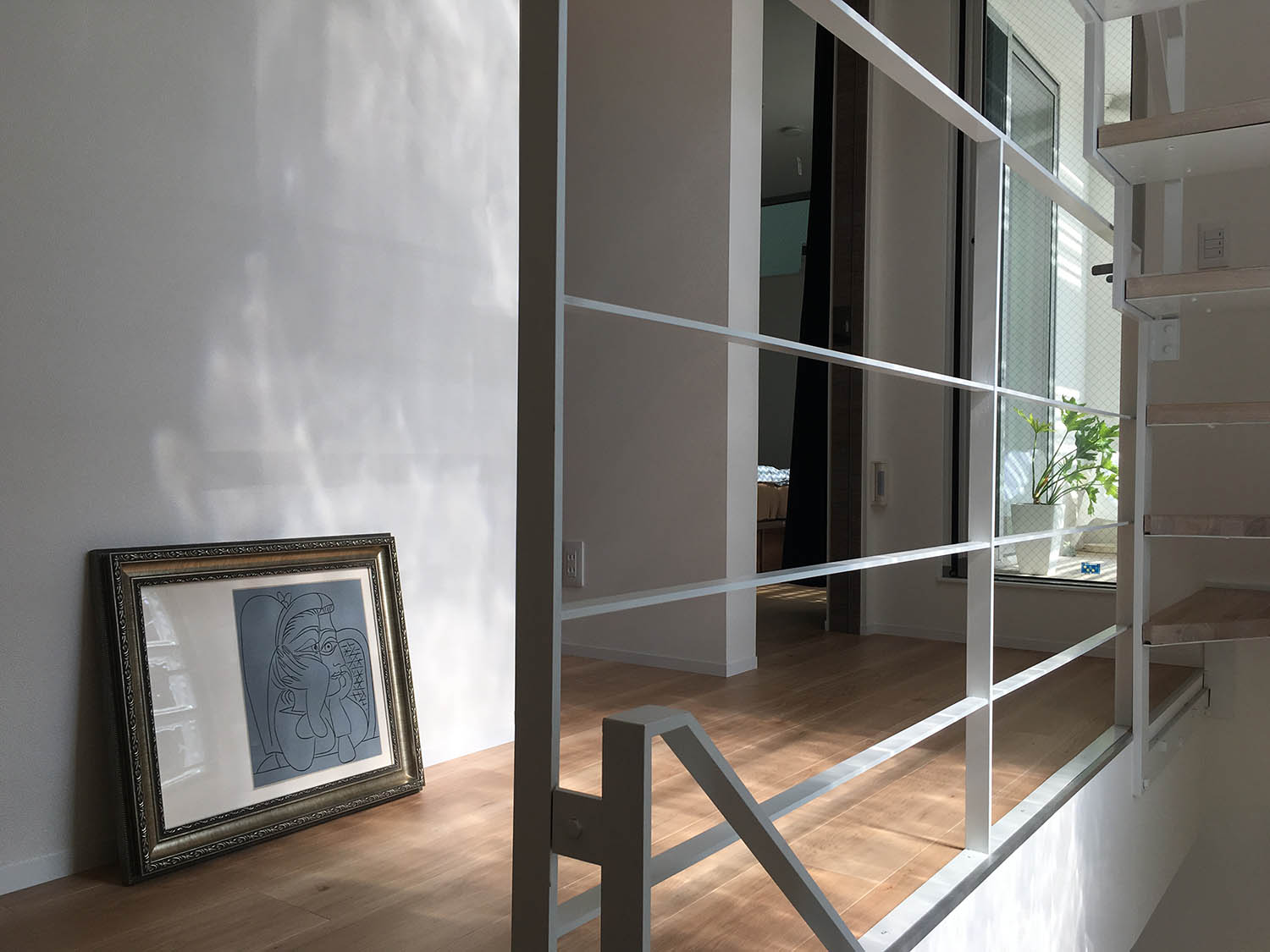 アイアンの手すりが取り付けられた吹き抜けに面した廊下・デザイン住宅 注文住宅・デザイン住宅建築実例_『CASE476 3FLDK』_廊下