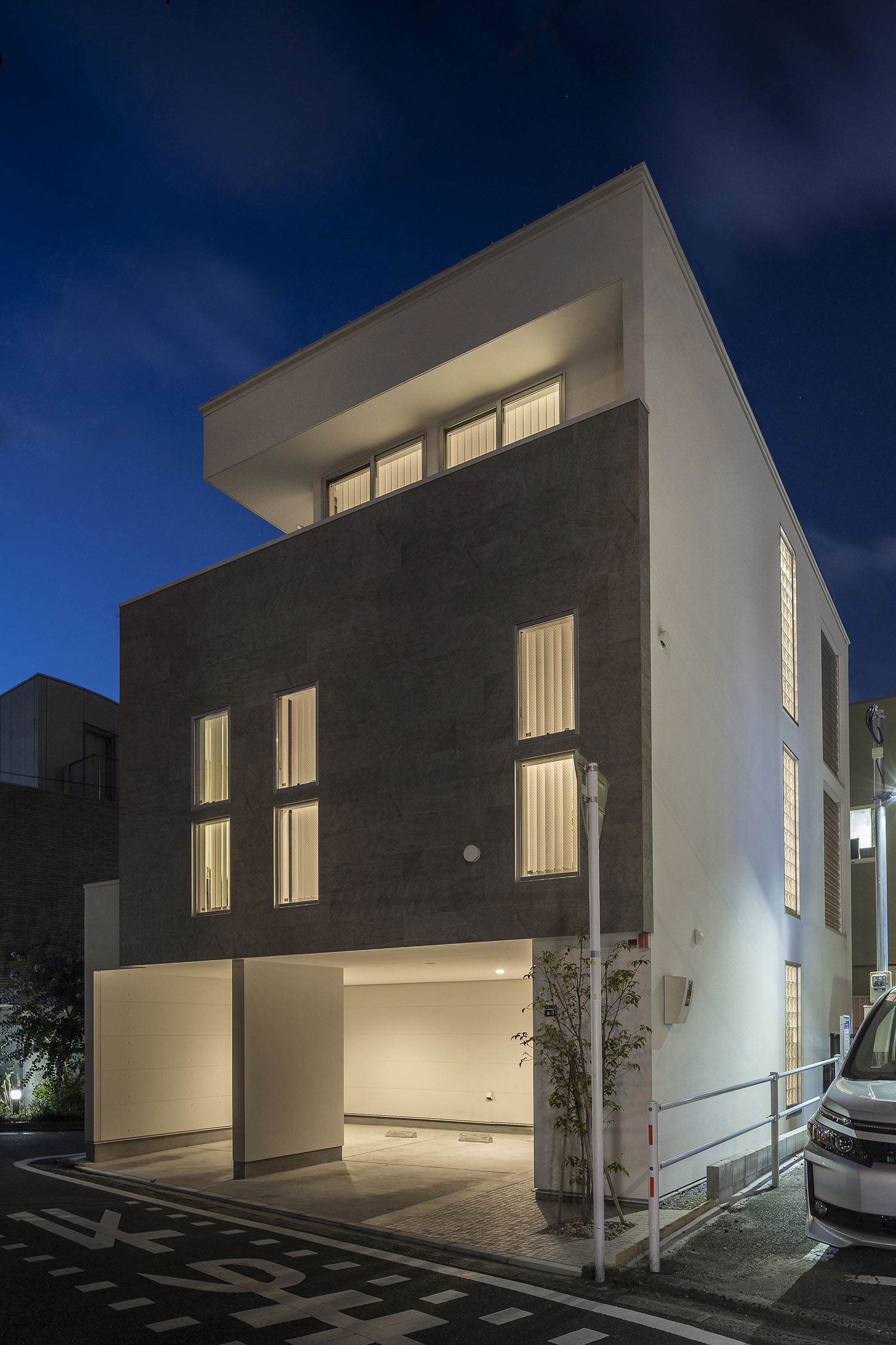 インナーガレージとバルコニーがあるキューブ状の外観の住まい・デザイン住宅 注文住宅・デザイン住宅建築実例_『CASE476 3FLDK』_外観