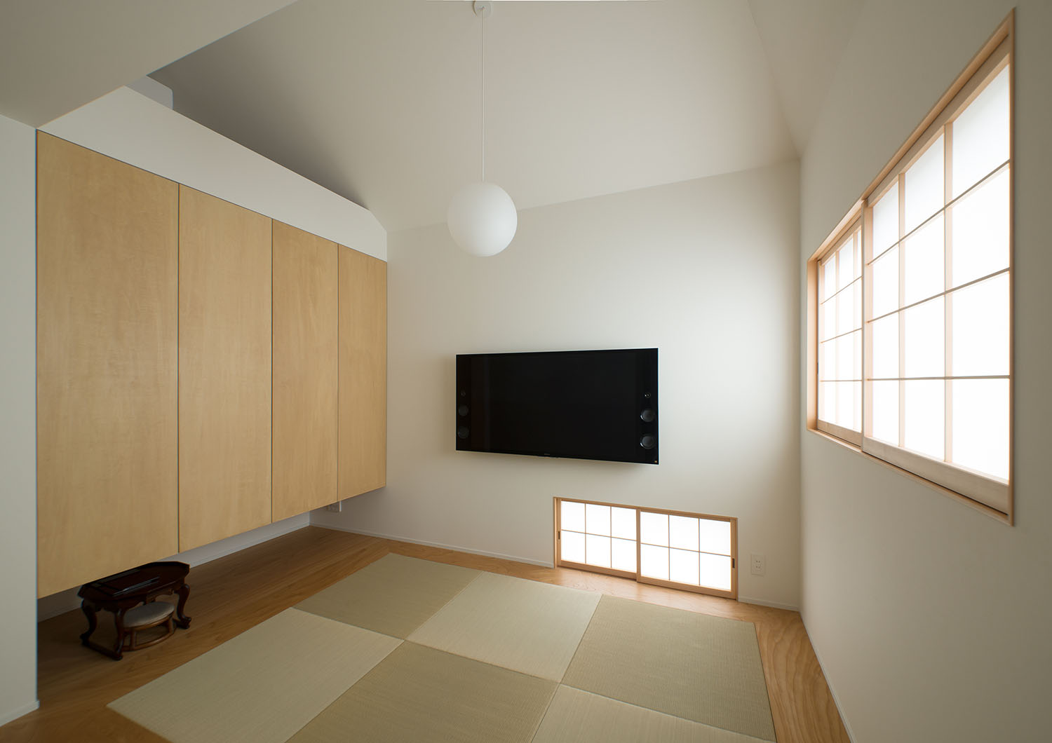 壁付けテレビのある琉球畳の和室LDK・デザイン住宅 注文住宅・デザイン住宅建築実例_『CASE487 立方の家』_LDK