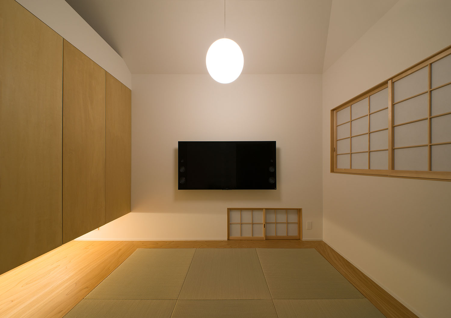 丸い間接照明や収納下の間接照明がある和モダンなLDK・デザイン住宅 注文住宅・デザイン住宅建築実例_『CASE487 立方の家』_LDK