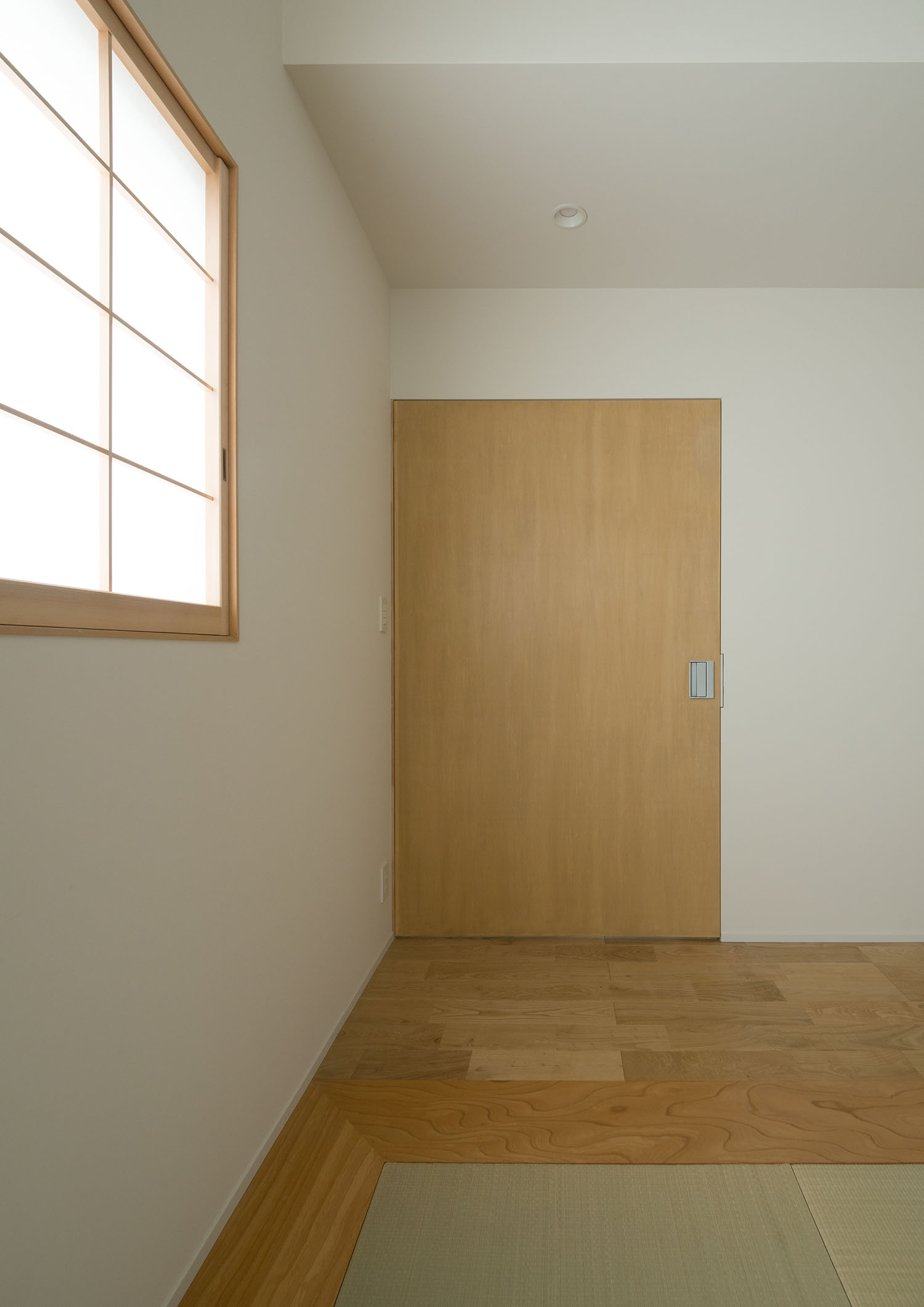 木の引き戸や障子窓がある和モダンなLDK・デザイン住宅 注文住宅・デザイン住宅建築実例_『CASE487 立方の家』_LDK