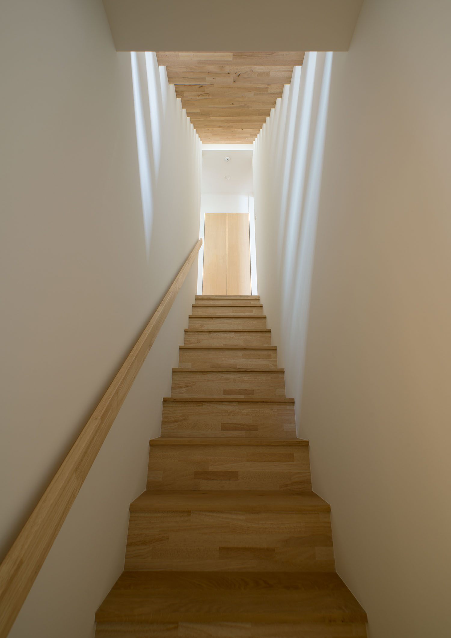 天井から自然光が入る木製の箱型階段・デザイン住宅 注文住宅・デザイン住宅建築実例_『CASE487 立方の家』_階段