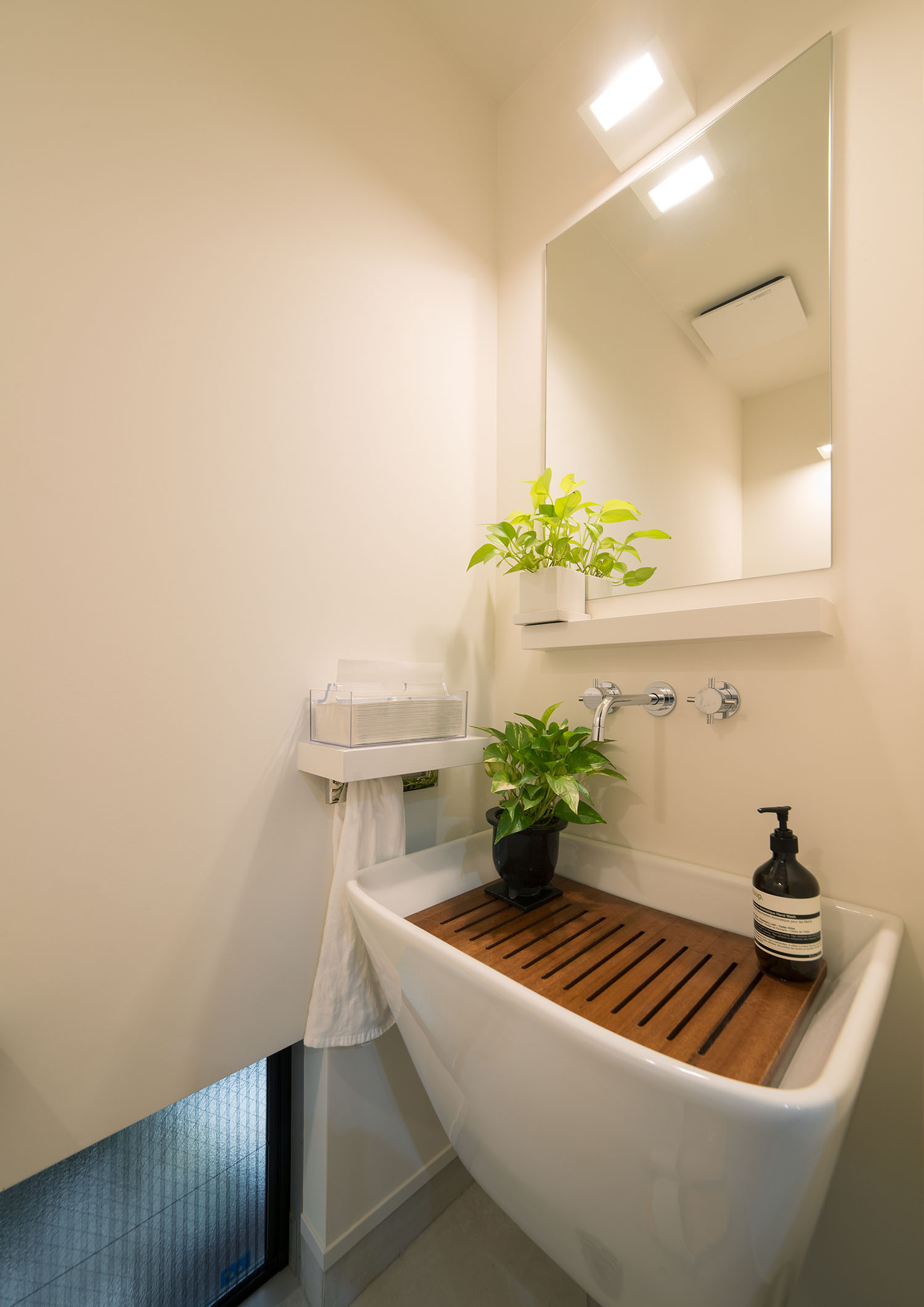 木材を取り入れたシンプルな洗面所・デザイン住宅 注文住宅・デザイン住宅建築実例_『CASE487 立方の家』_トイレ