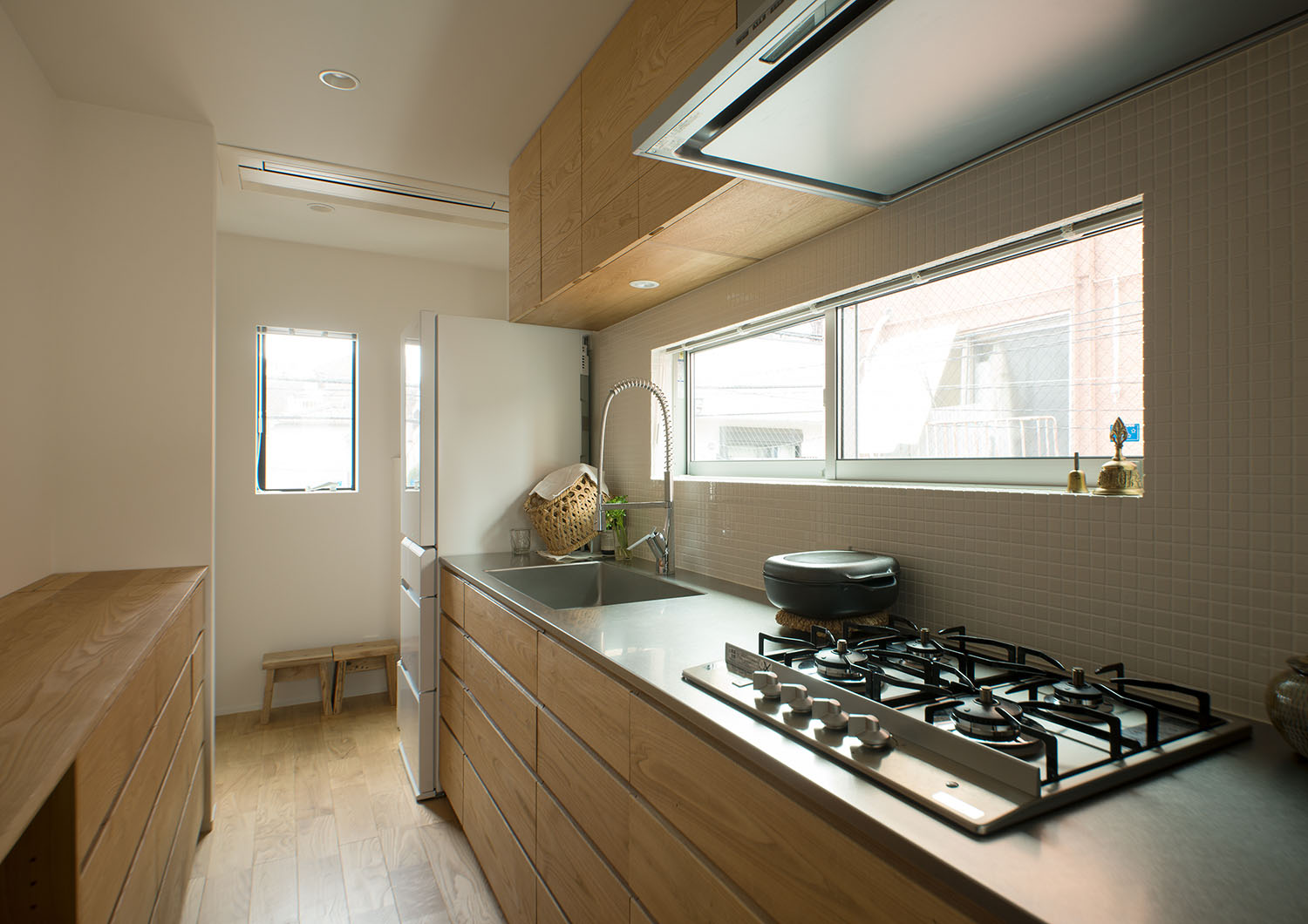 目線の位置に窓がある木の壁付けキッチン・デザイン住宅 注文住宅・デザイン住宅建築実例_『CASE487 立方の家』_キッチン