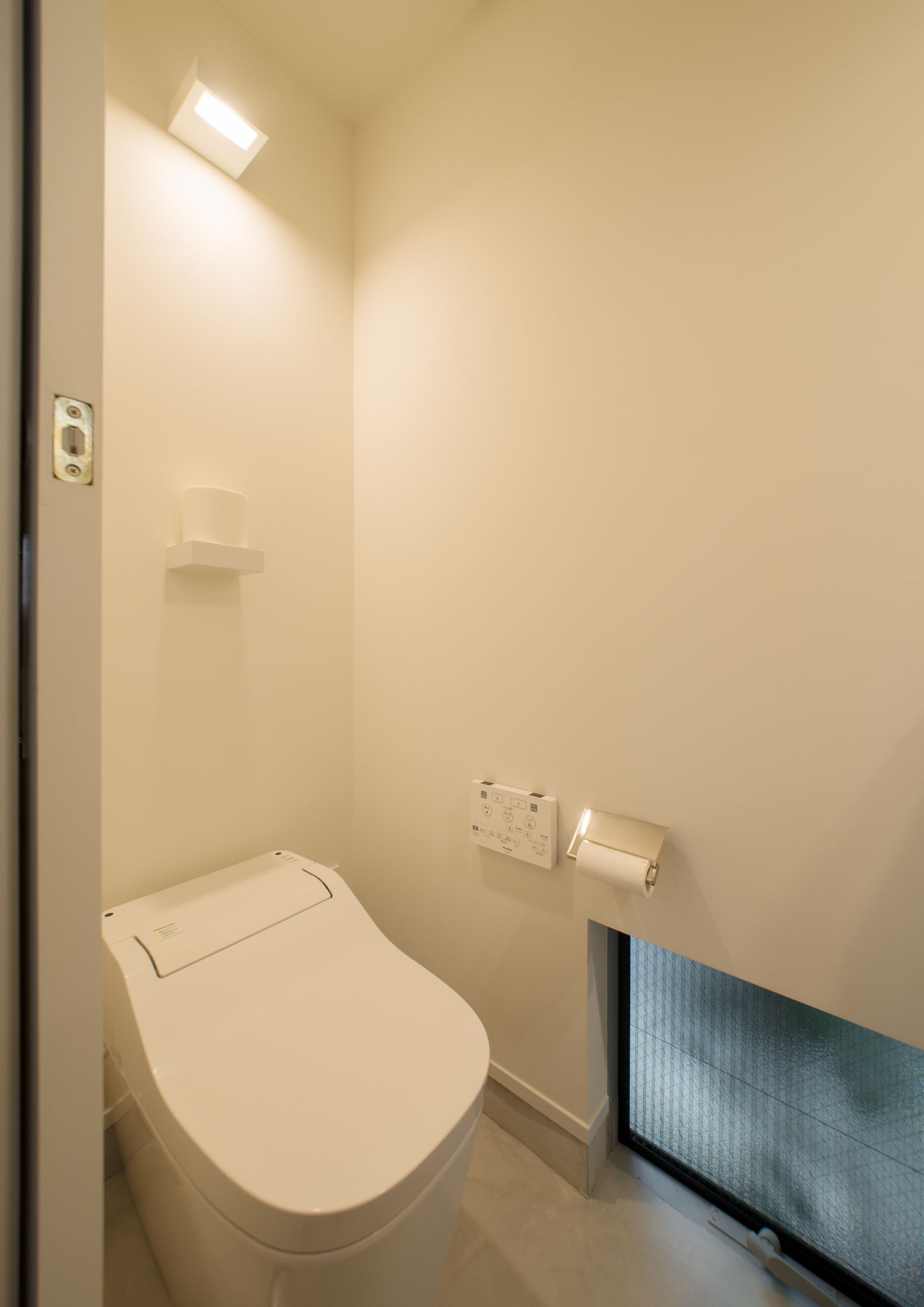 地窓のあるトイレ・デザイン住宅 注文住宅・デザイン住宅建築実例_『CASE487 立方の家』_トイレ