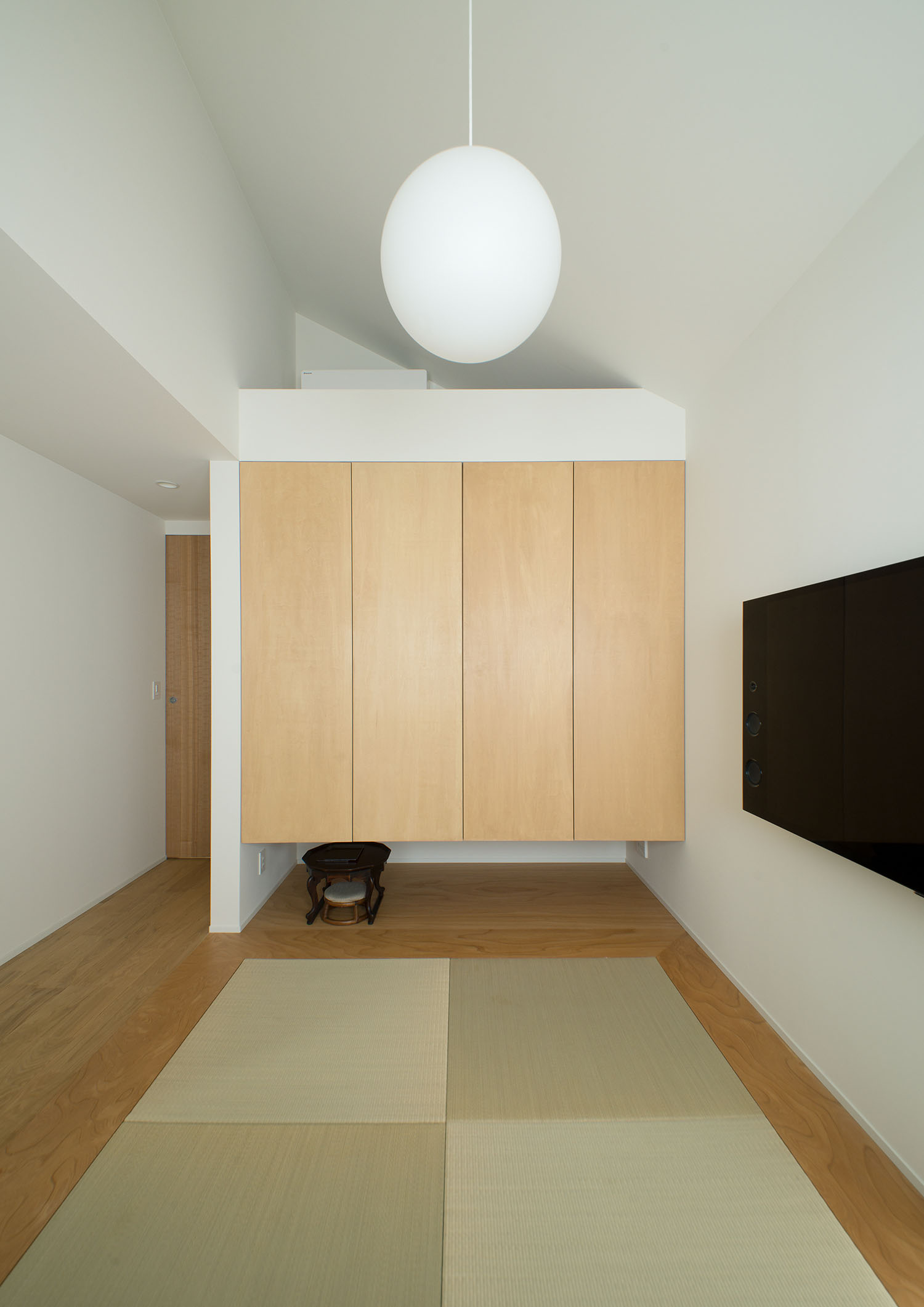 丸い間接照明を取り付けた、浮いたデザインの収納がある畳のLDK・デザイン住宅 注文住宅・デザイン住宅建築実例_『CASE487 立方の家』_LDK