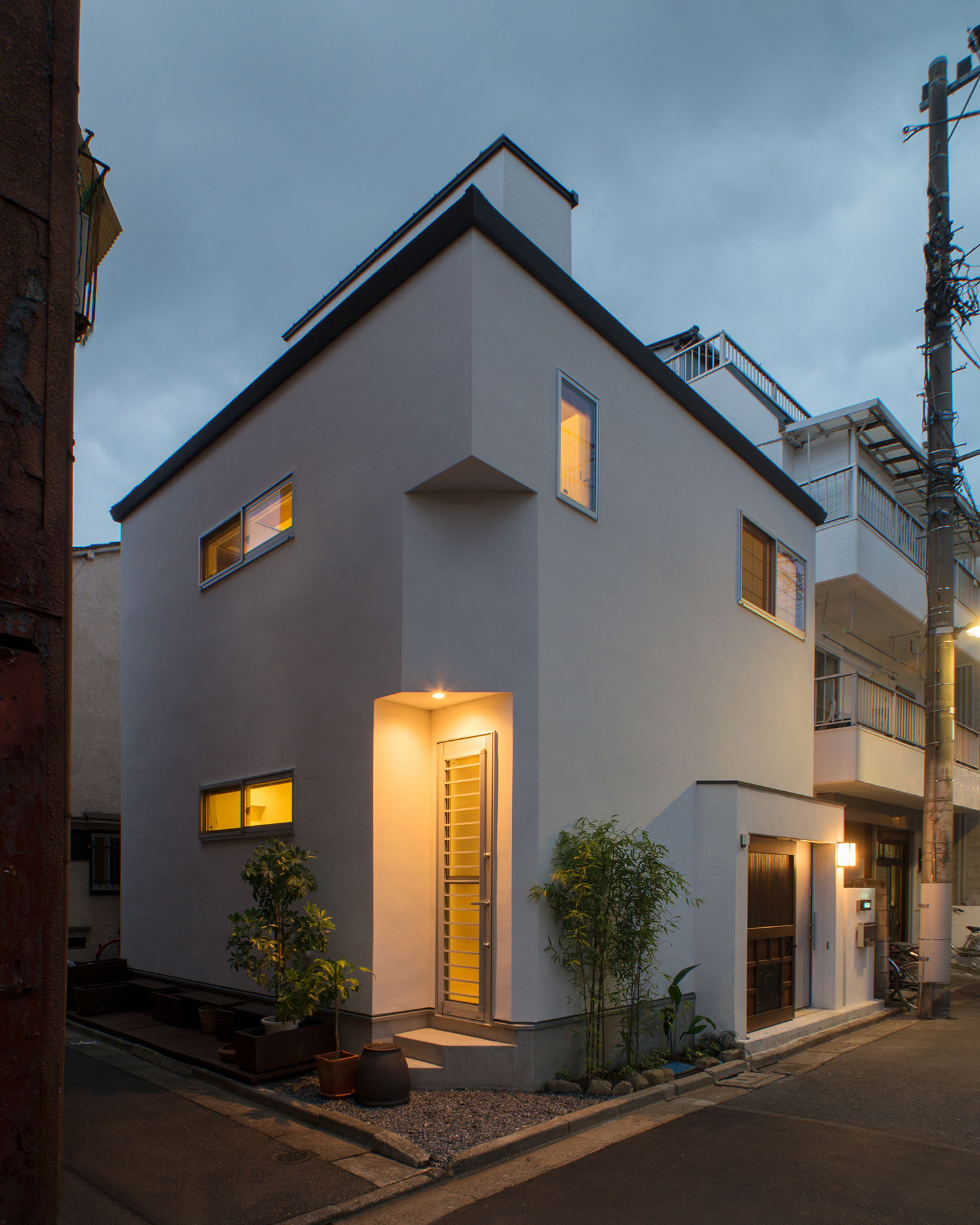 勝手口のポーチに照明が取り付けられた白い外壁の家・デザイン住宅 注文住宅・デザイン住宅建築実例_『CASE487 立方の家』_外観
