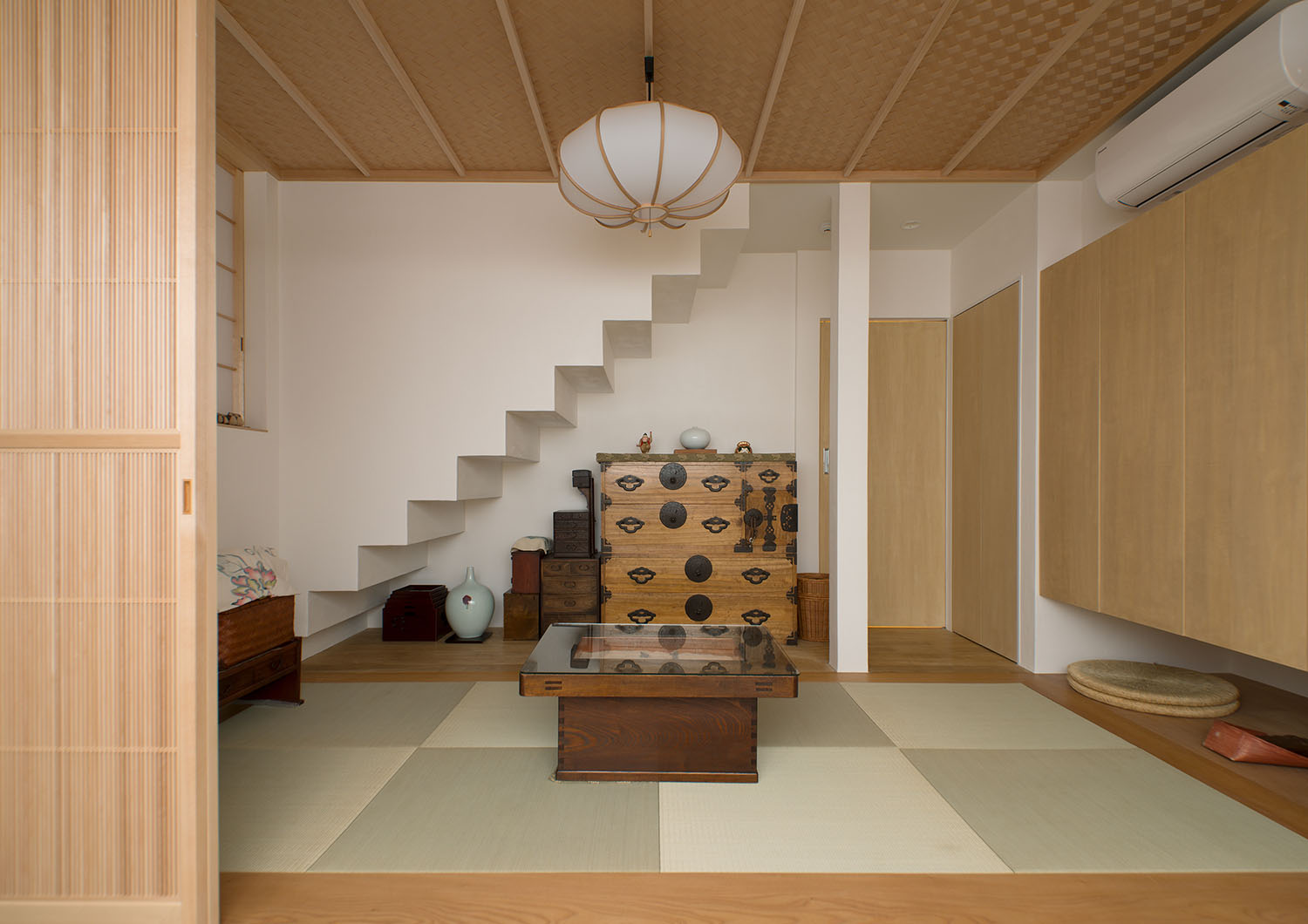 アンティーク調のインテリアでまとめた琉球畳の和室・デザイン住宅 注文住宅・デザイン住宅建築実例_『CASE487 立方の家』_和室