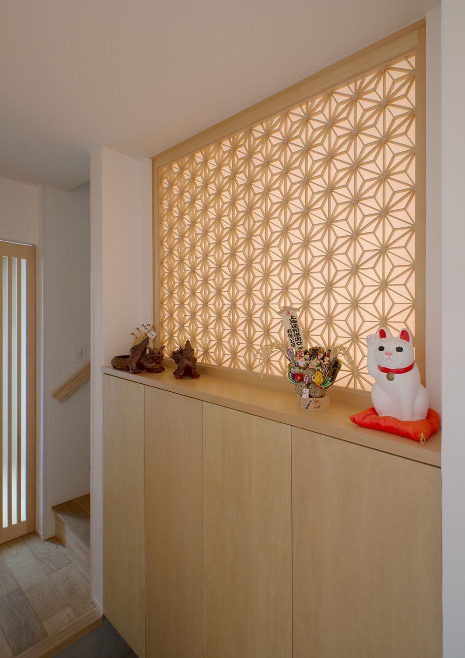 麻の葉模様の壁の飾り棚がある和風の玄関・デザイン住宅 注文住宅・デザイン住宅建築実例_『CASE487 立方の家』_玄関