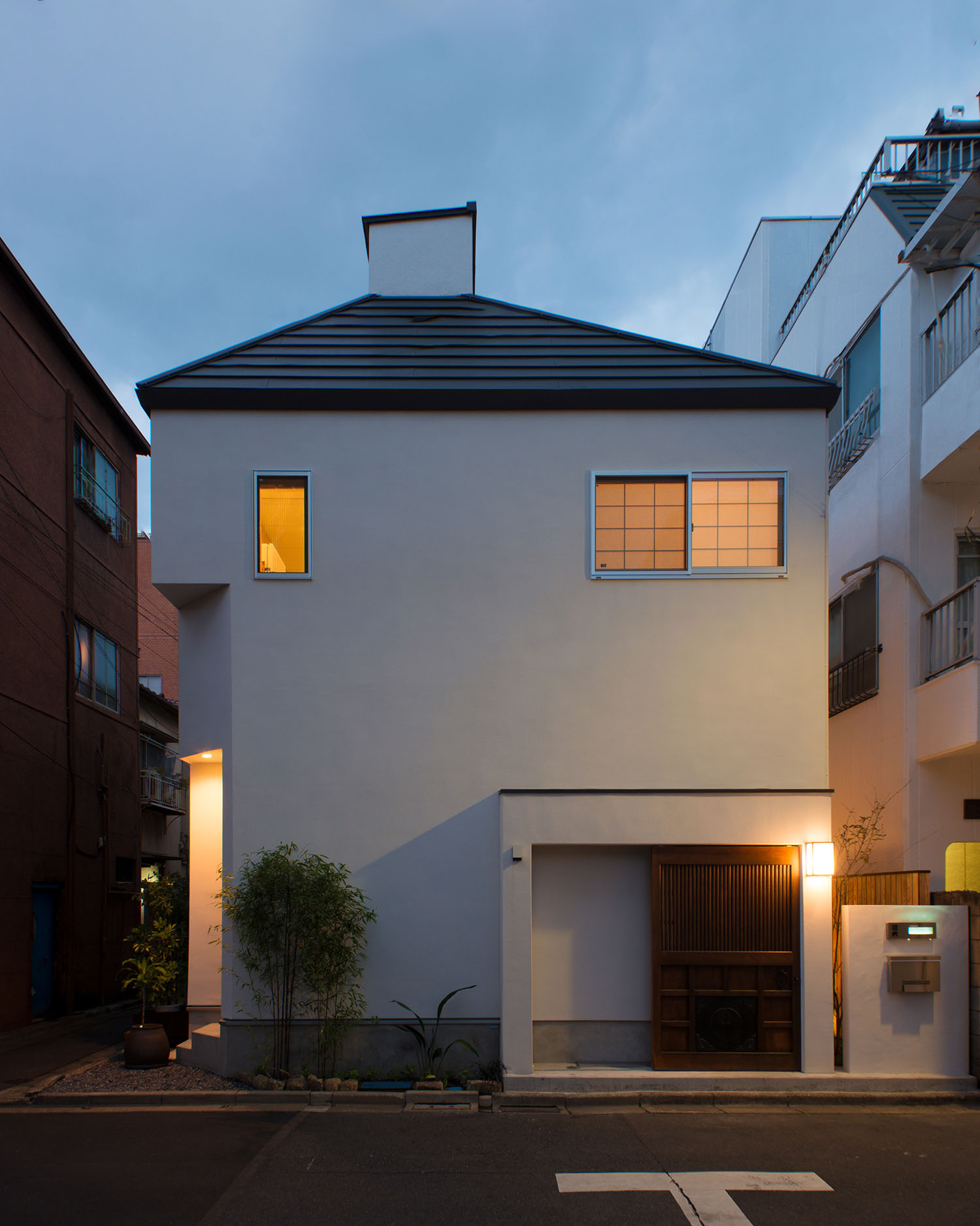 玄関に木の引き戸が取り付けられた白い外壁で和風の家・デザイン住宅 注文住宅・デザイン住宅建築実例_『CASE487 立方の家』_外観