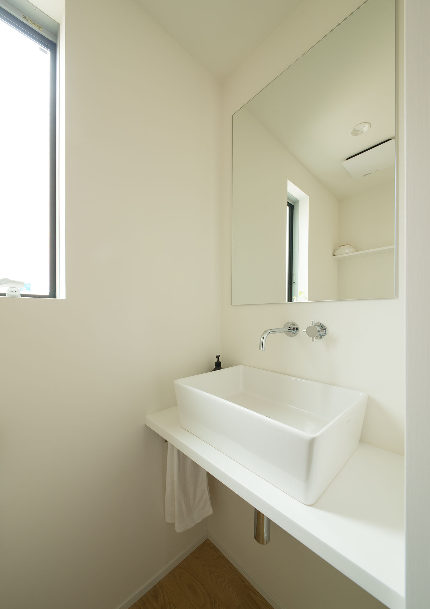 スリット窓があるで統一した清潔感のある洗面所・デザイン住宅 注文住宅・デザイン住宅建築実例_『CASE487 立方の家』_浴室・洗面所