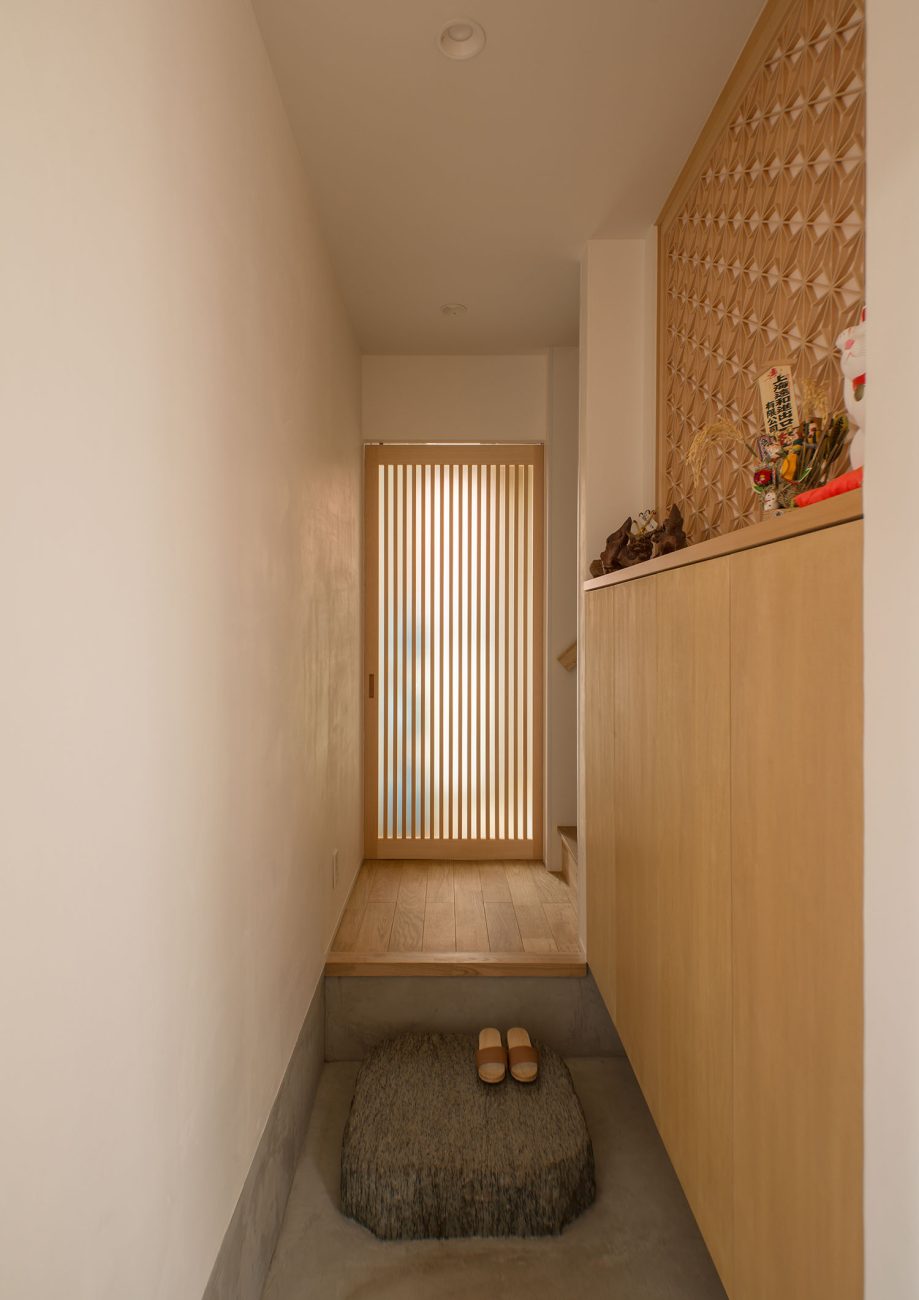 正面に木の引き戸がある和モダンな玄関・デザイン住宅 注文住宅・デザイン住宅建築実例_『CASE487 立方の家』_玄関