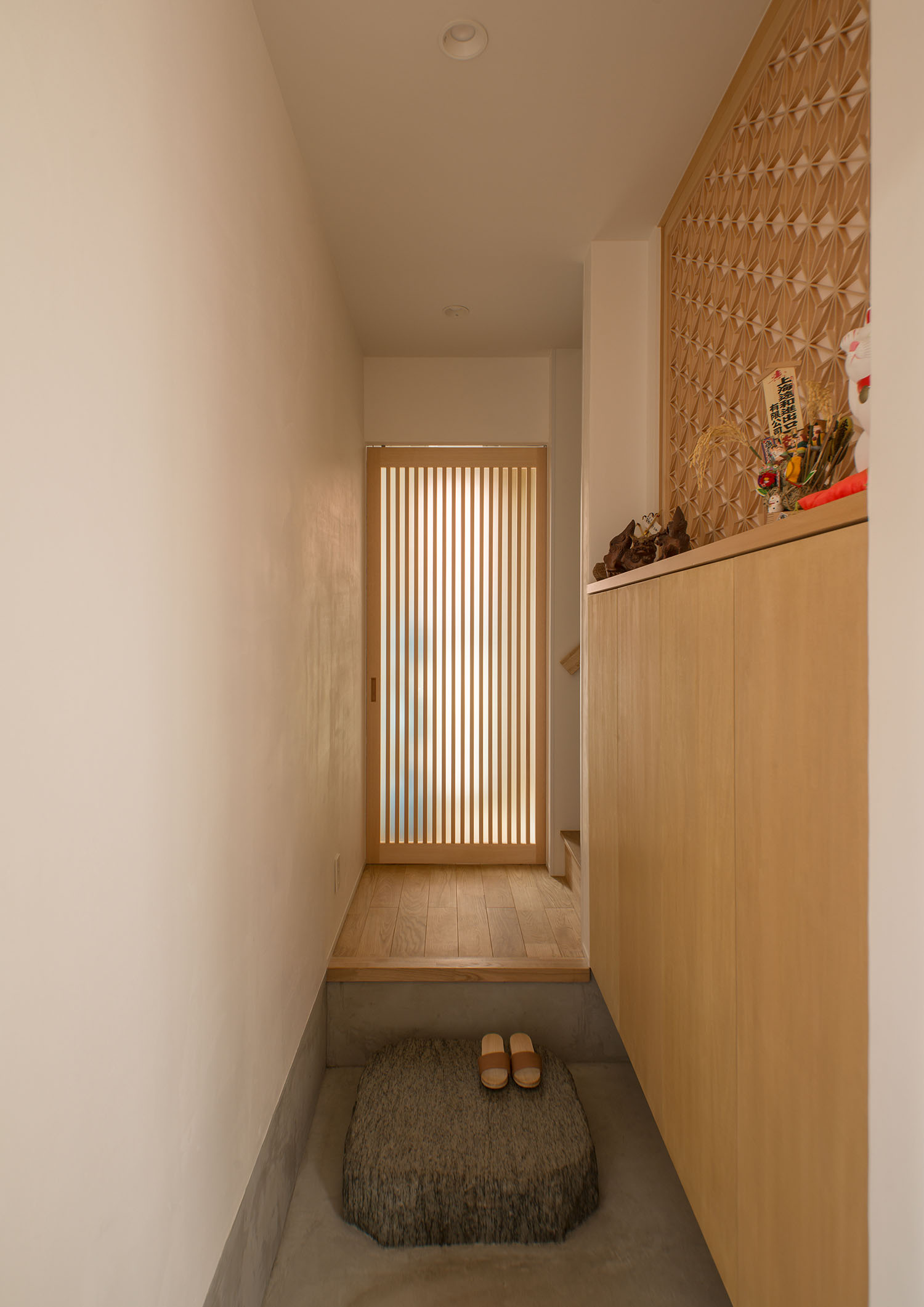 正面に木の引き戸がある和モダンな玄関・デザイン住宅 注文住宅・デザイン住宅建築実例_『CASE487 立方の家』_玄関