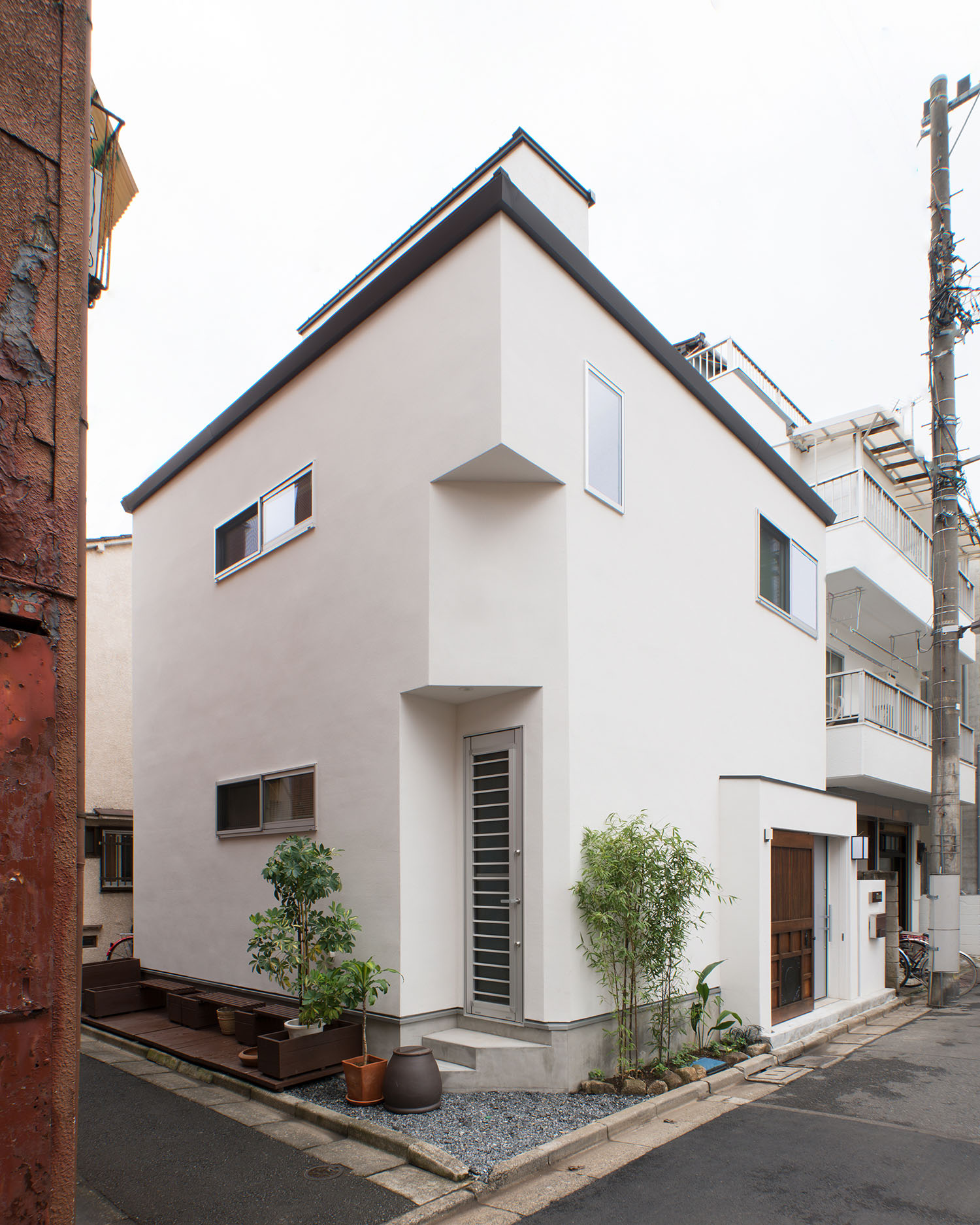 住宅地の角地に建つ白い外壁の家・デザイン住宅 注文住宅・デザイン住宅建築実例_『CASE487 立方の家』_外観