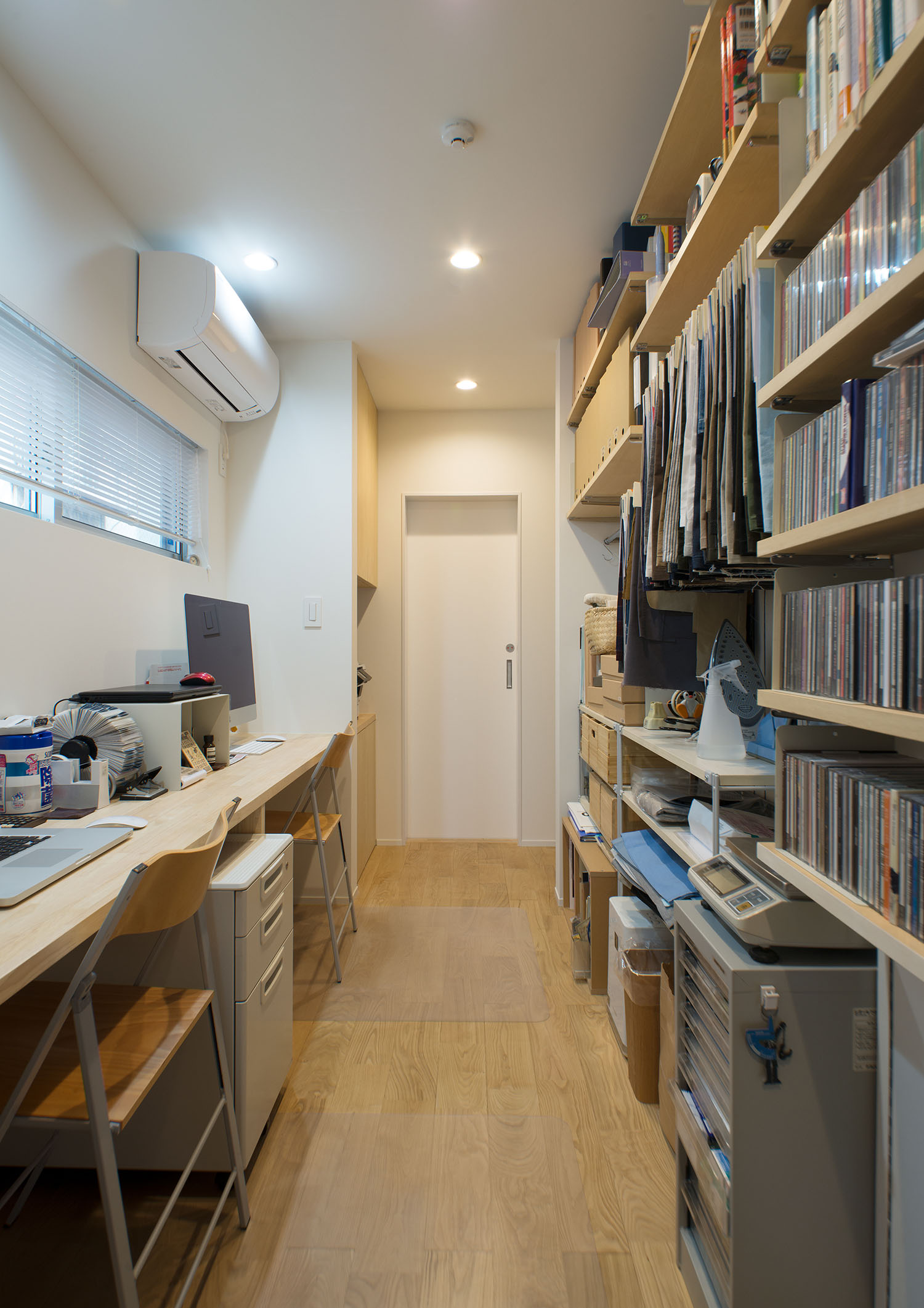 壁付けの本棚があるコンパクトで収納豊富な書斎・デザイン住宅 注文住宅・デザイン住宅建築実例_『CASE487 立方の家』_書斎