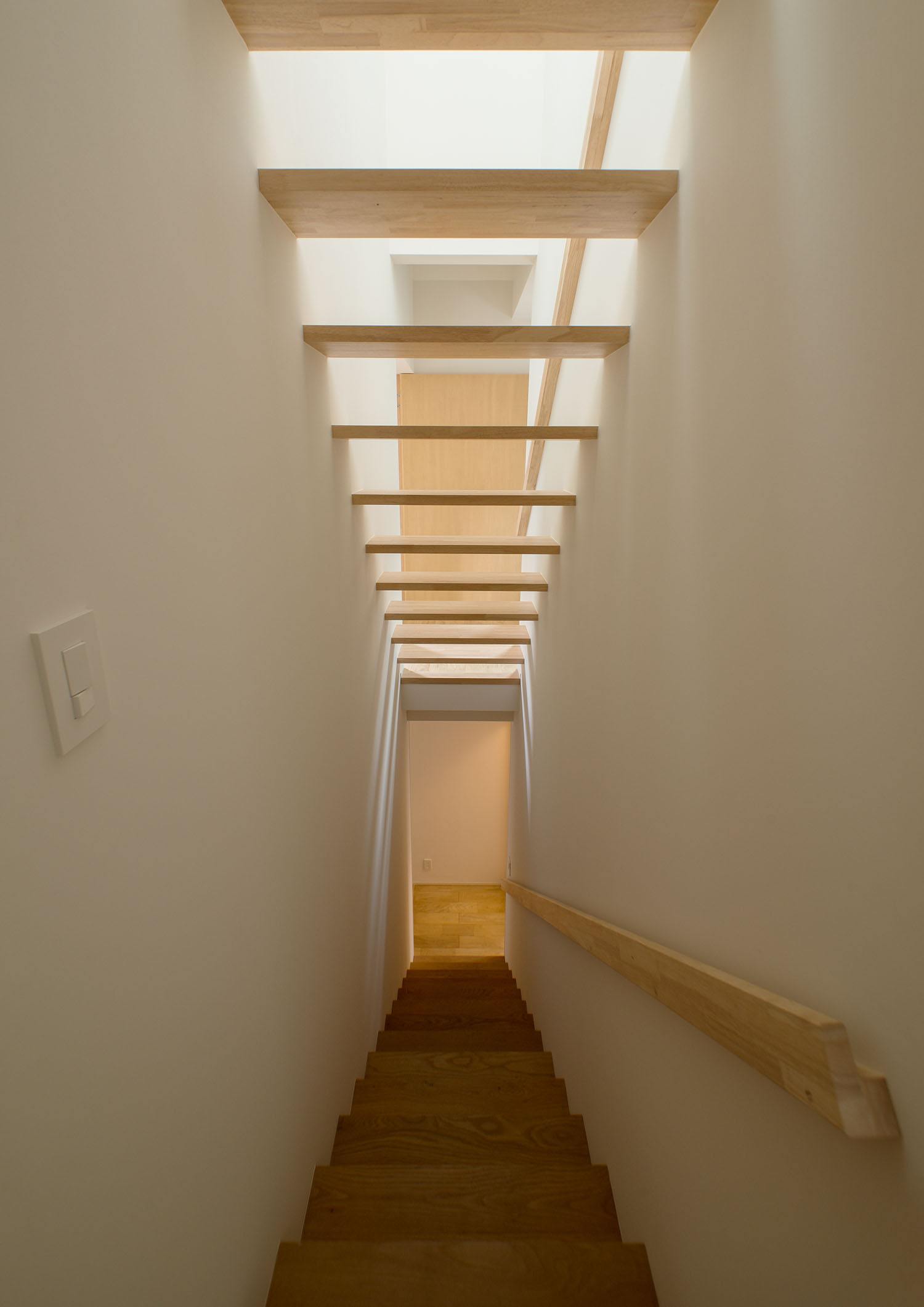 スケルトン階段の間から光が入る階段室・デザイン住宅 注文住宅・デザイン住宅建築実例_『CASE487 立方の家』_階段