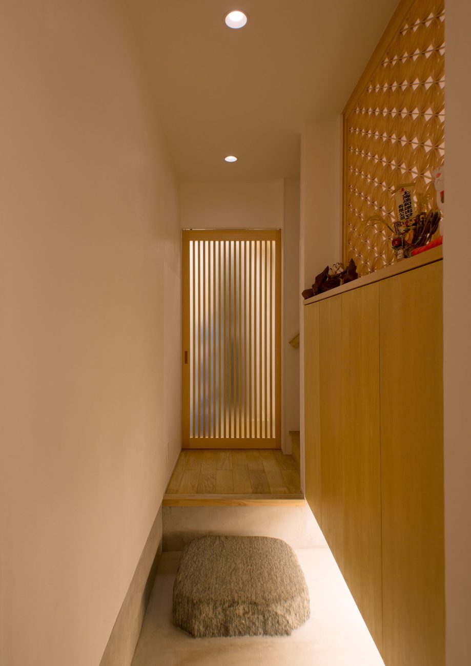 足元に照明を取り付け、石を置いた和風の玄関・デザイン住宅 注文住宅・デザイン住宅建築実例_『CASE487 立方の家』_玄関