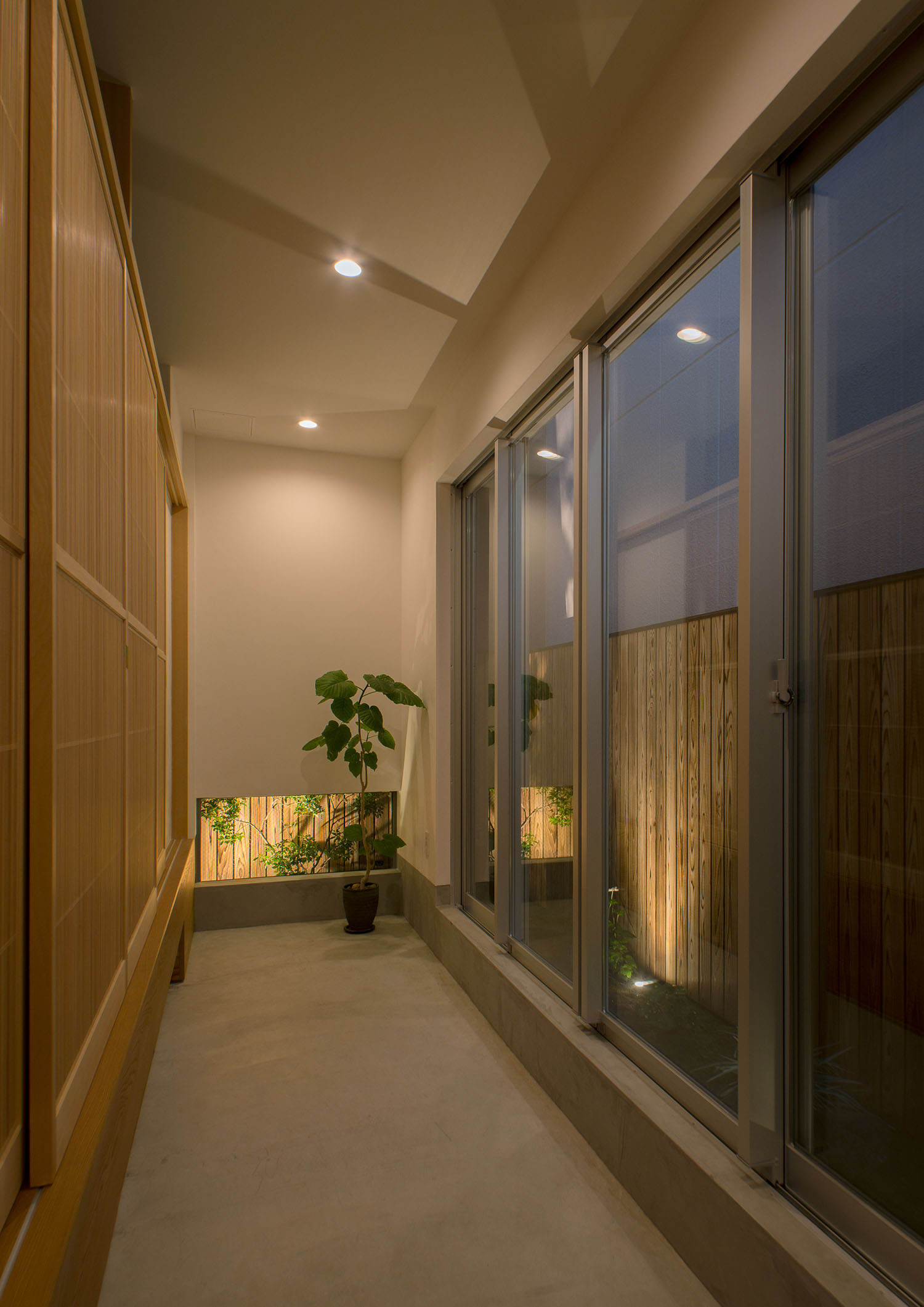 ライトアップされた植栽が窓から見える高級感のある土間玄関・デザイン住宅 注文住宅・デザイン住宅建築実例_『CASE487 立方の家』_和室