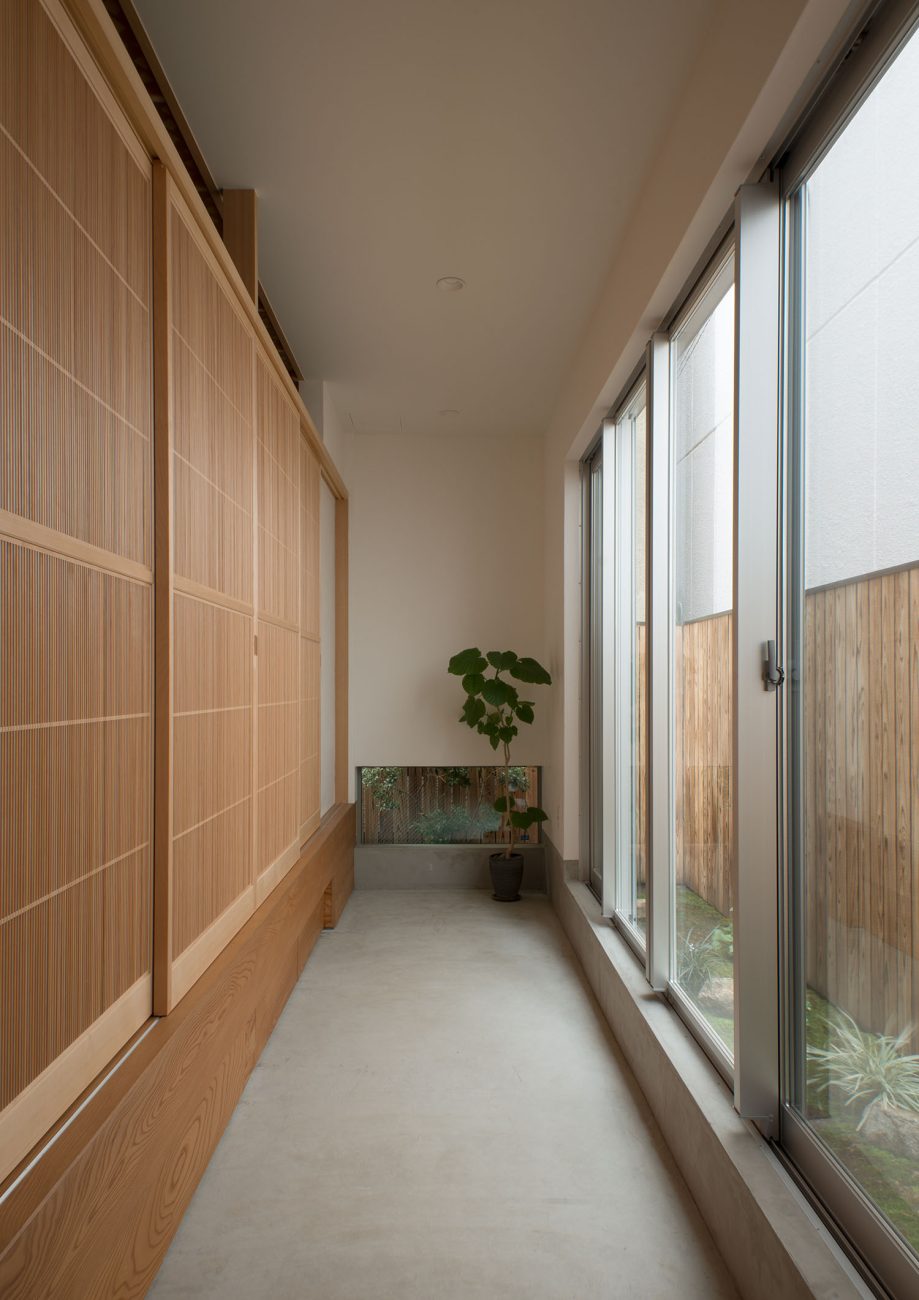 大きな窓と地窓が両方ある明るく開放的な土間・デザイン住宅 注文住宅・デザイン住宅建築実例_『CASE487 立方の家』_玄関