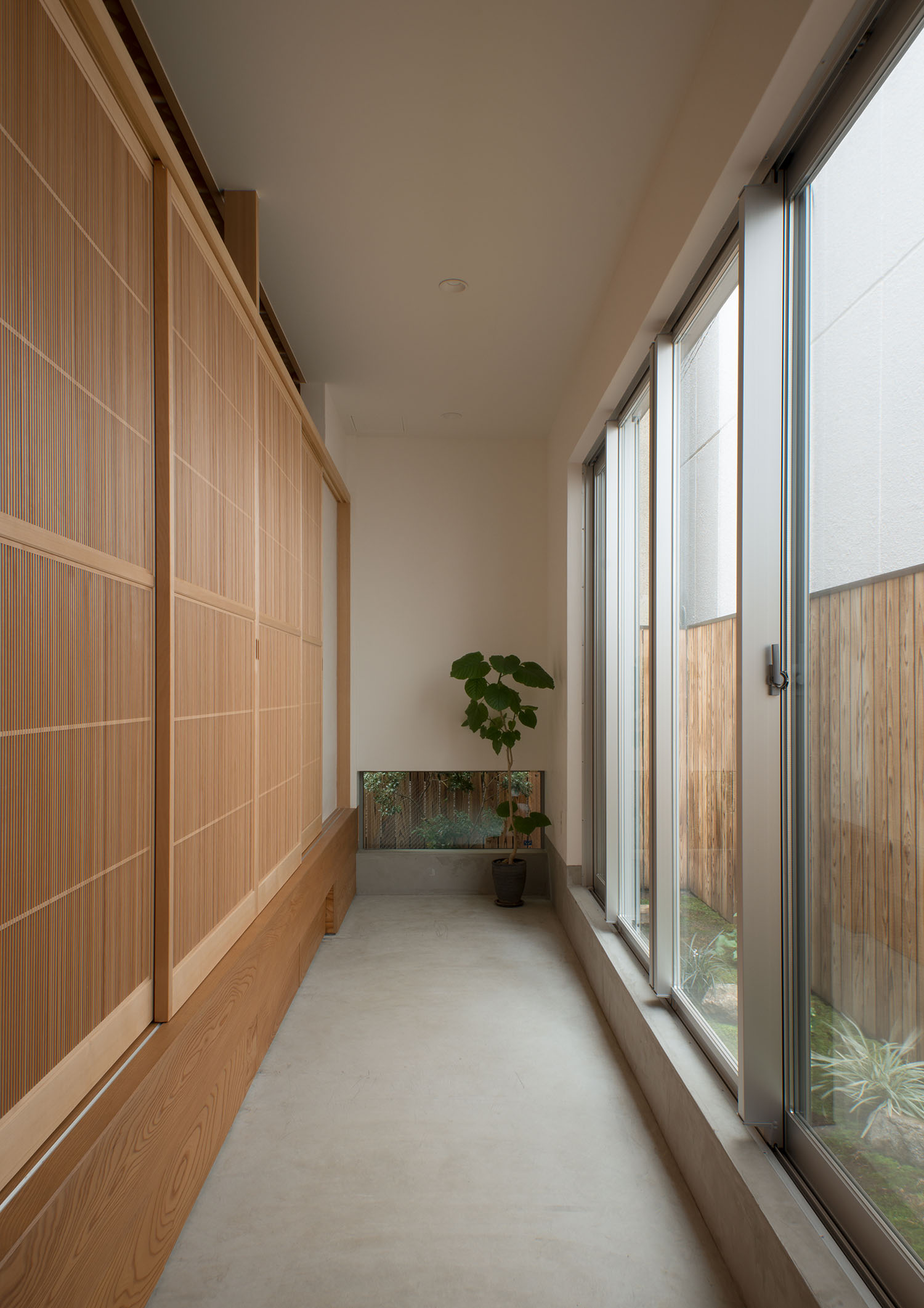 大きな窓と地窓が両方ある明るく開放的な土間・デザイン住宅 注文住宅・デザイン住宅建築実例_『CASE487 立方の家』_玄関