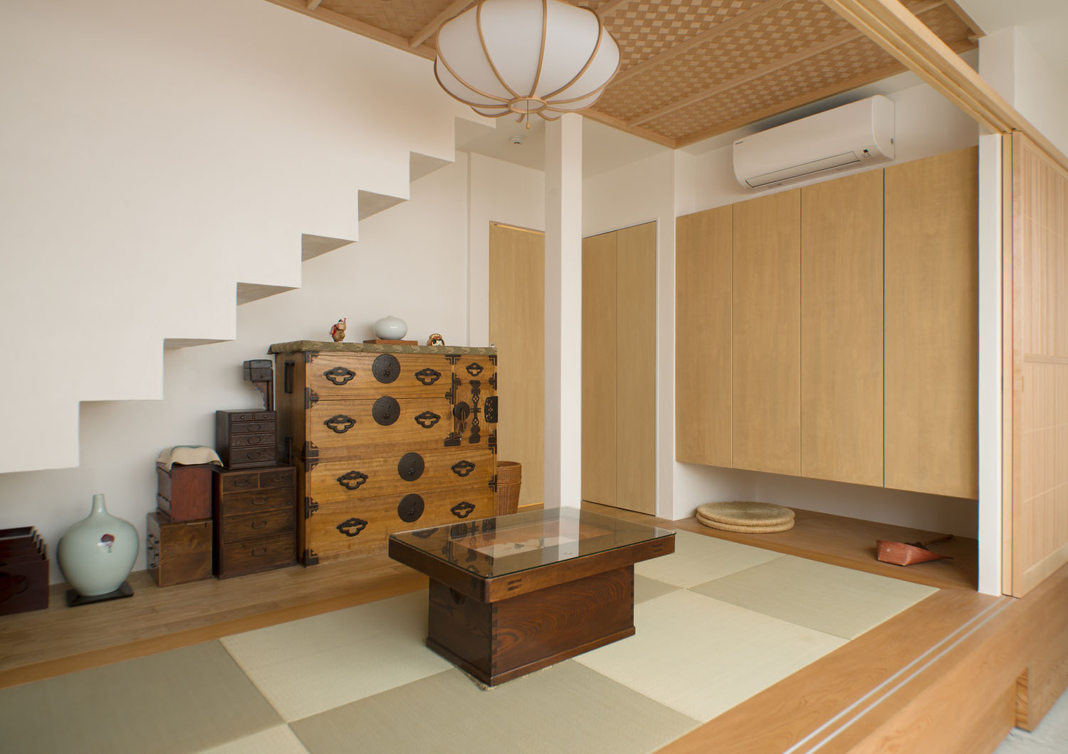 木の浮いたデザインの収納やアンティーク調のインテリアを置いた和モダンな和室・デザイン住宅 注文住宅・デザイン住宅建築実例_『CASE487 立方の家』_和室
