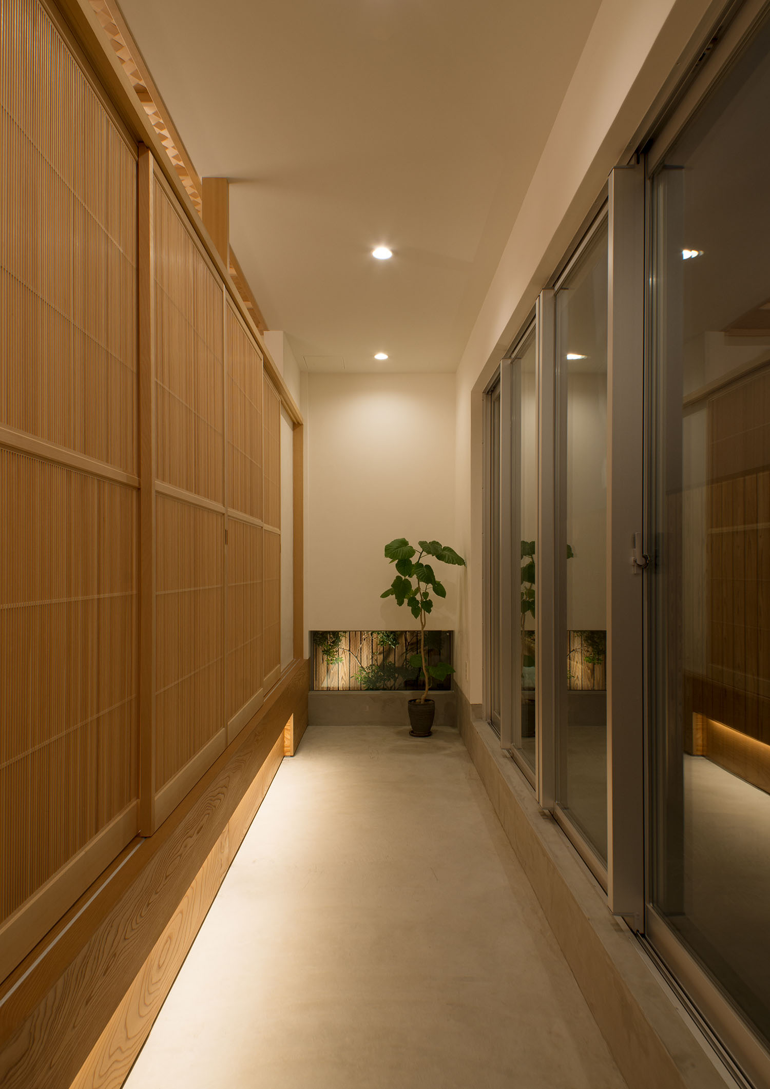 足元に間接照明を取り付けたおしゃれな和風の土間玄関・デザイン住宅 注文住宅・デザイン住宅建築実例_『CASE487 立方の家』_和室