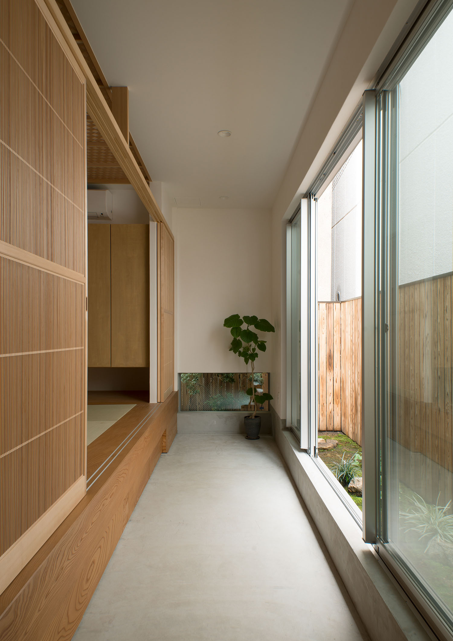 和室と繋がる明るい土間玄関・デザイン住宅 注文住宅・デザイン住宅建築実例_『CASE487 立方の家』_和室