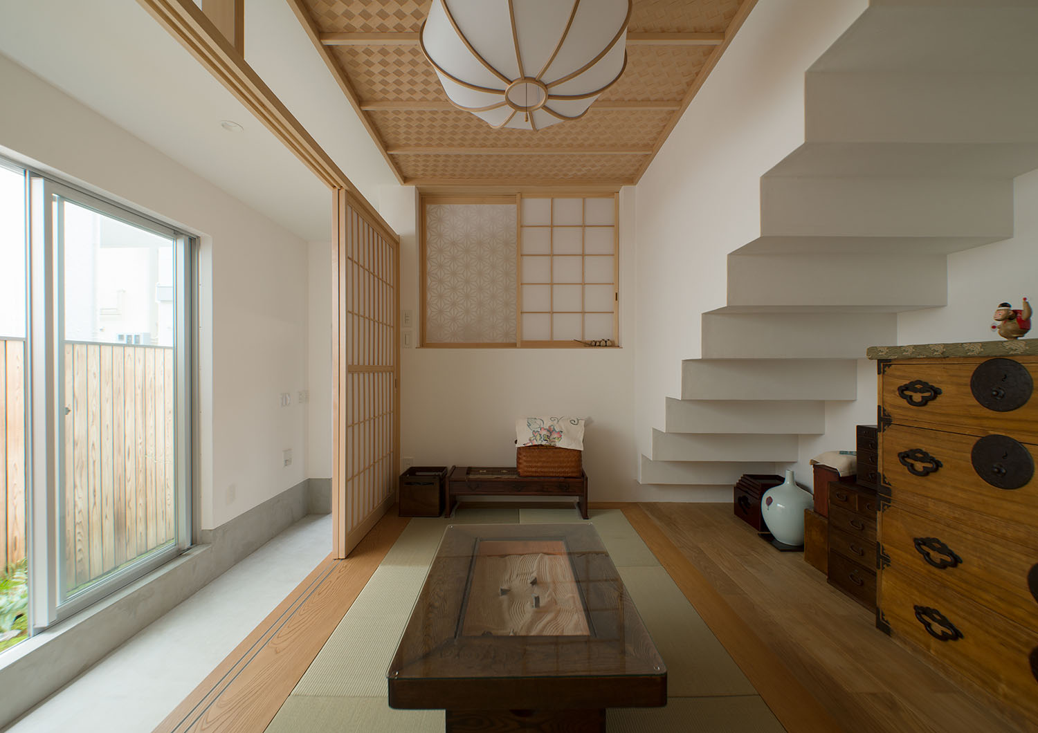 土間玄関とつながるオープンな和室