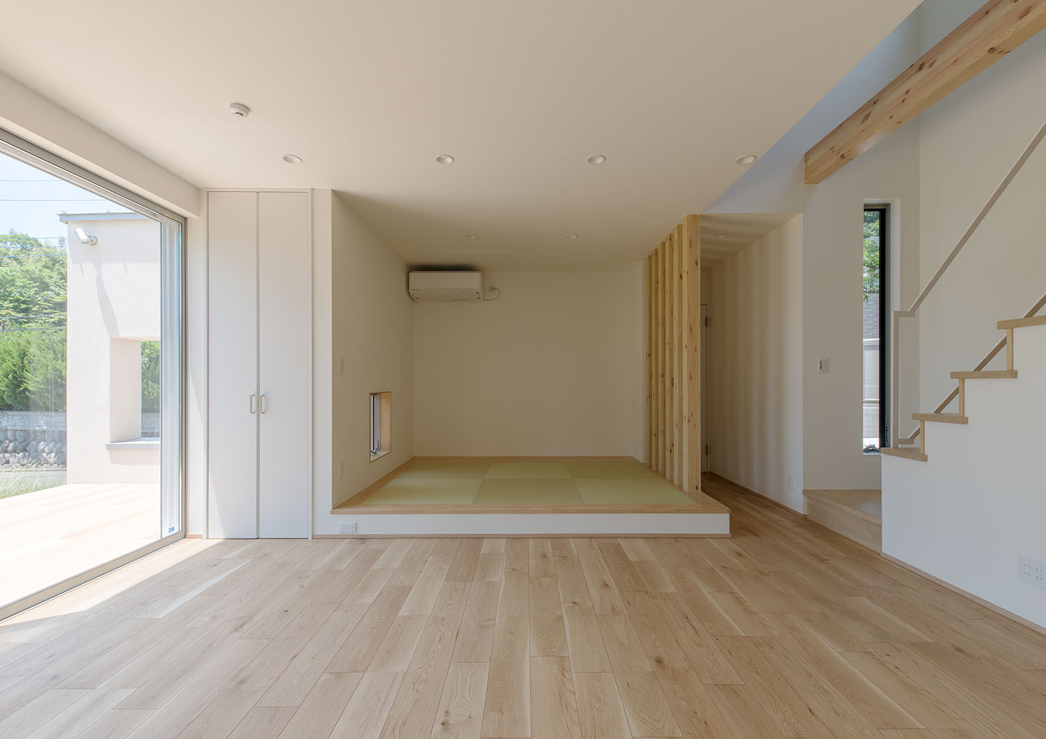 一角に小上がりの和室があるフローリングのLDK・デザイン住宅 注文住宅・デザイン住宅建築実例_『CASE550 three box house』_LDK