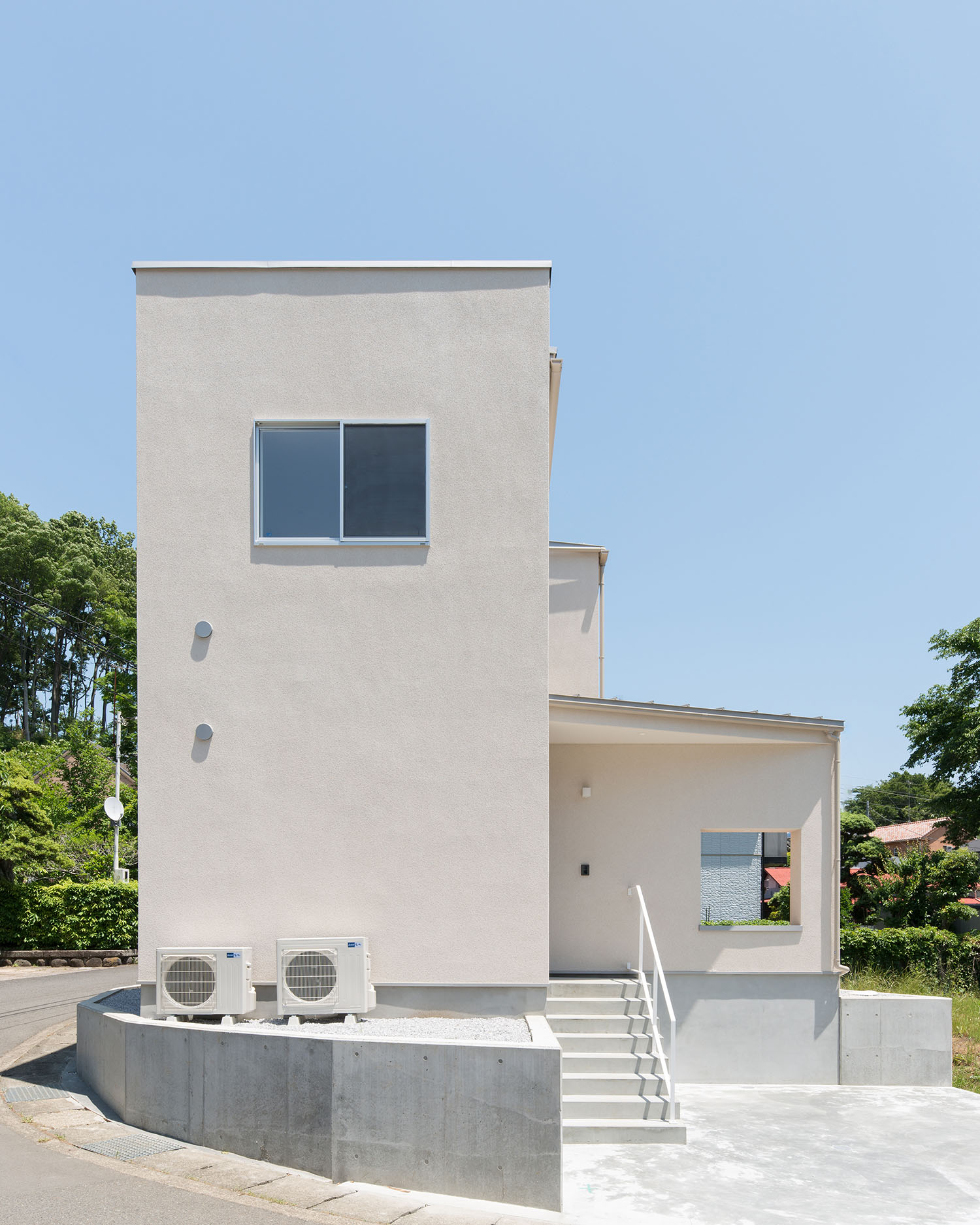 コンクリートの駐車スペースや階段アプローチがある白いキューブ状の家・デザイン住宅 注文住宅・デザイン住宅建築実例_『CASE550 three box house』_外観