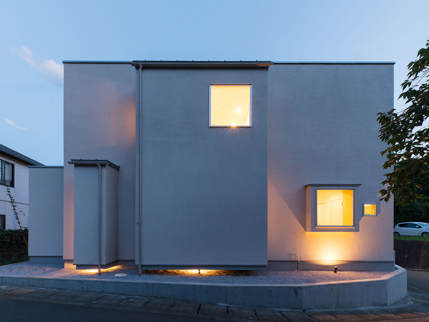 地面に照明を取り付けた、正方形の窓から光が漏れるおしゃれな外観・デザイン住宅 注文住宅・デザイン住宅建築実例_『CASE550 three box house』_外観