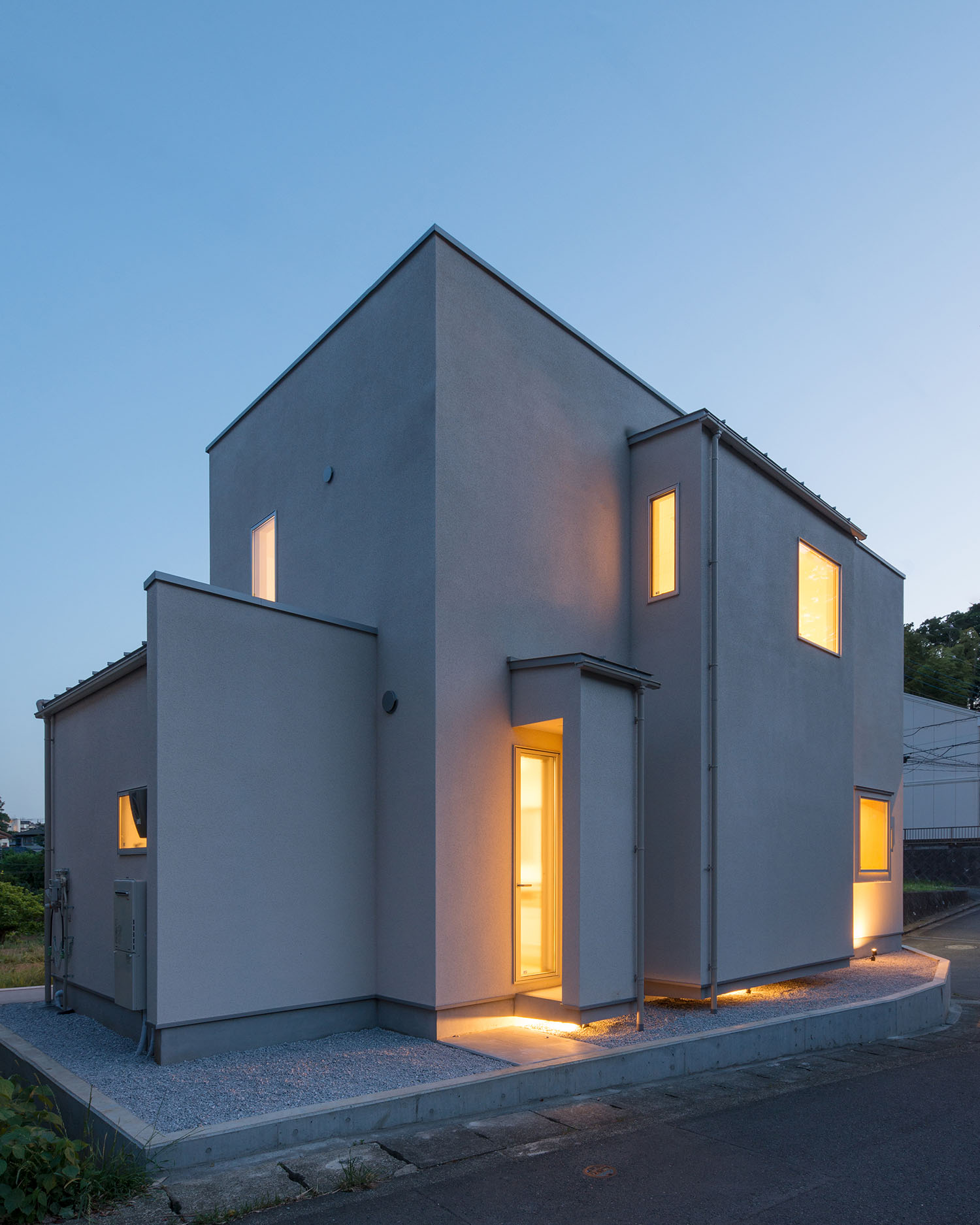 勝手口がある白い外壁の家・デザイン住宅 注文住宅・デザイン住宅建築実例_『CASE550 three box house』_外観