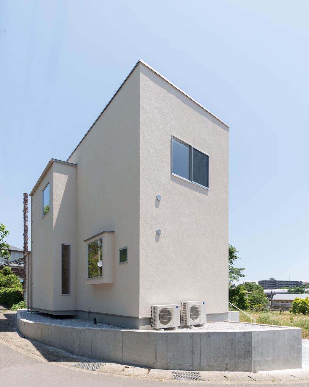 坂道の角地に建つ白い外壁のシンプルな家・デザイン住宅 注文住宅・デザイン住宅建築実例_『CASE550 three box house』_外観
