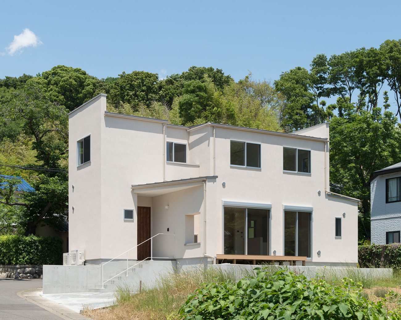 空地に面した窓や庭がある白い外壁の家・デザイン住宅 注文住宅・デザイン住宅建築実例_『CASE550 three box house』_外観
