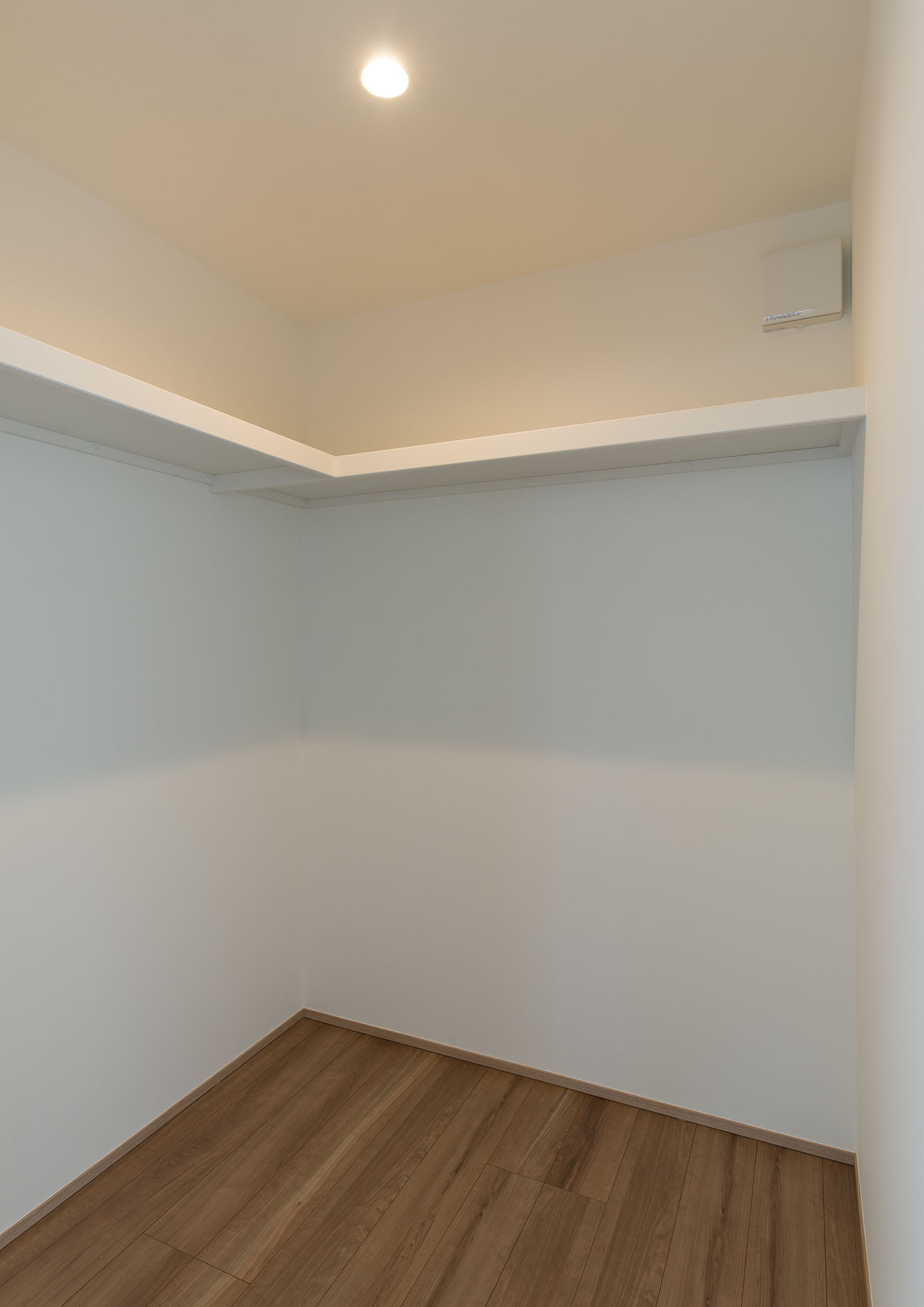 天井にダウンライトを取り付けたウォークインクローゼット・デザイン住宅 注文住宅・デザイン住宅建築実例_『CASE550 three box house』_寝室