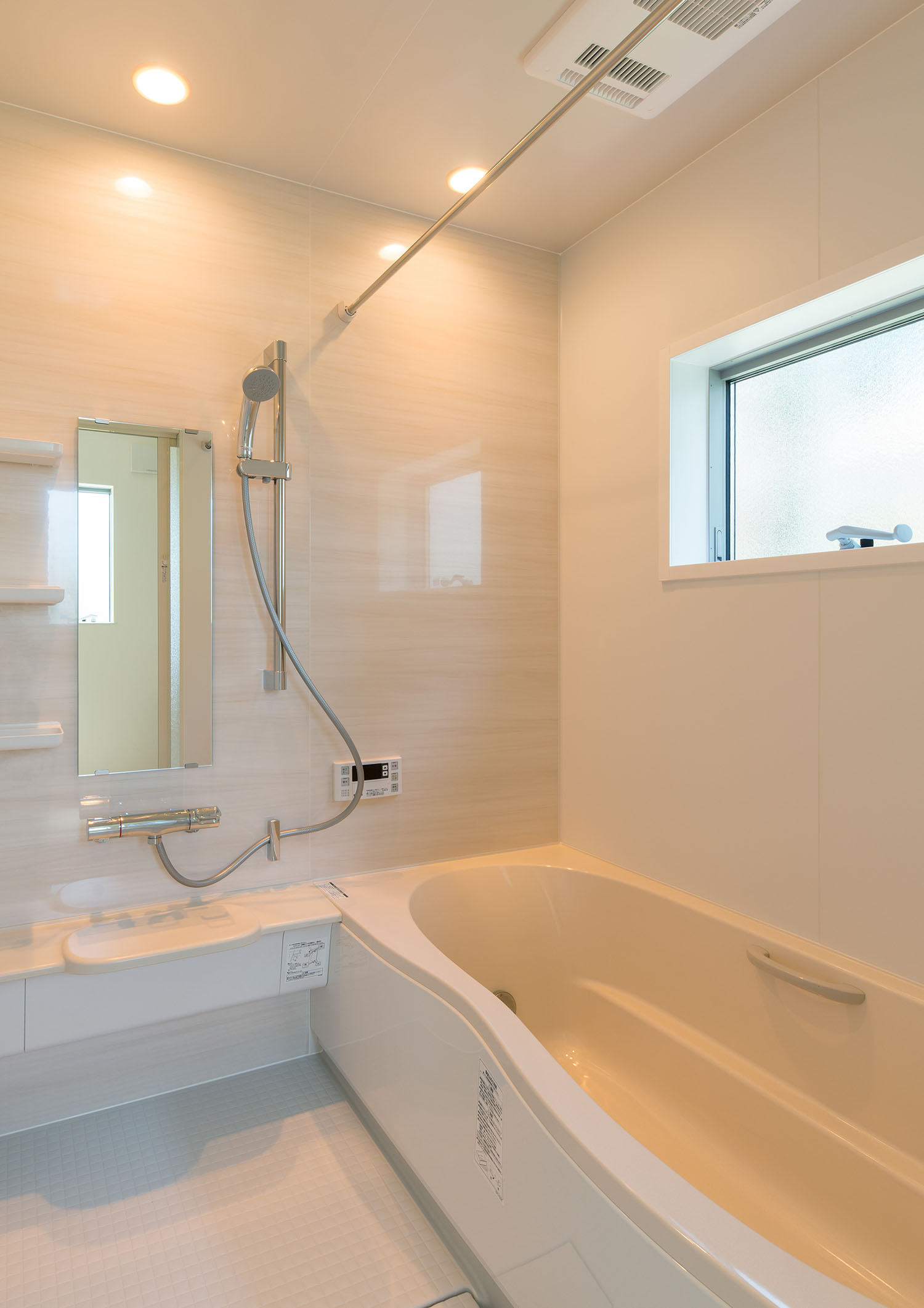 白で統一された曇りガラスの窓がある浴室・デザイン住宅 注文住宅・デザイン住宅建築実例_『CASE550 three box house』_浴室・洗面所