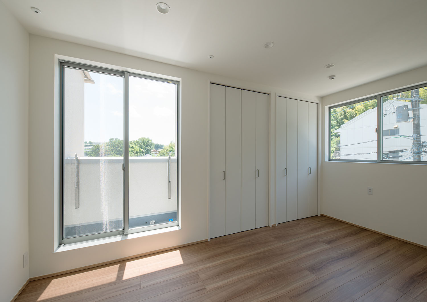 バルコニーに面した窓から光が入る明るい寝室・デザイン住宅 注文住宅・デザイン住宅建築実例_『CASE550 three box house』_寝室