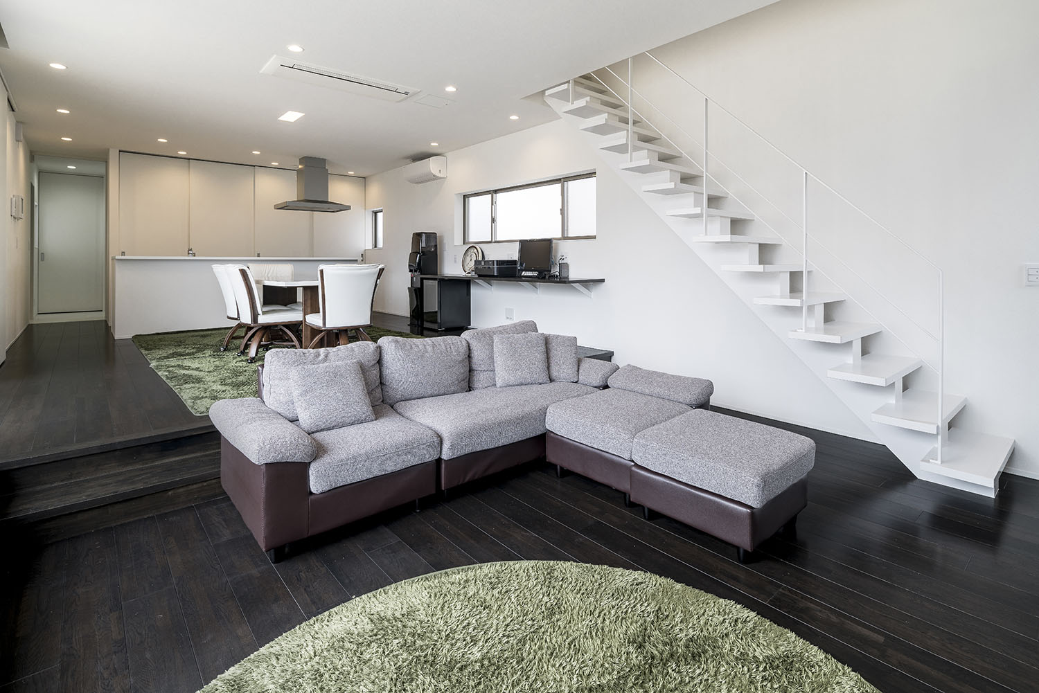 白いリビングイン階段やグレーのL字ソファーがあるLDK・デザイン住宅 注文住宅・デザイン住宅建築実例_『CASE581 Tcourt』_LDK