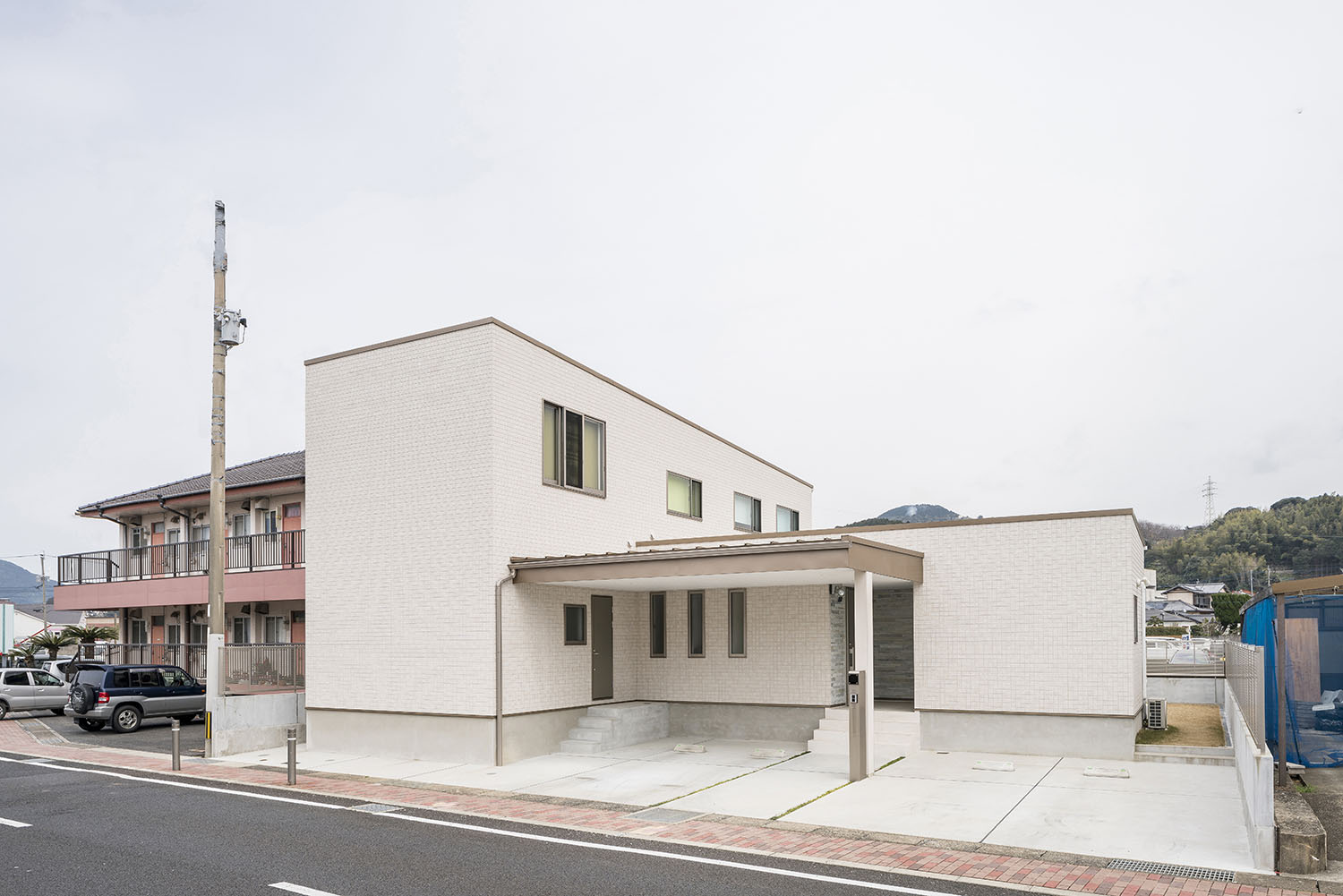 白い外壁でカーポートがある家の外観・デザイン住宅 注文住宅・デザイン住宅建築実例_『CASE581 Tcourt』_外観