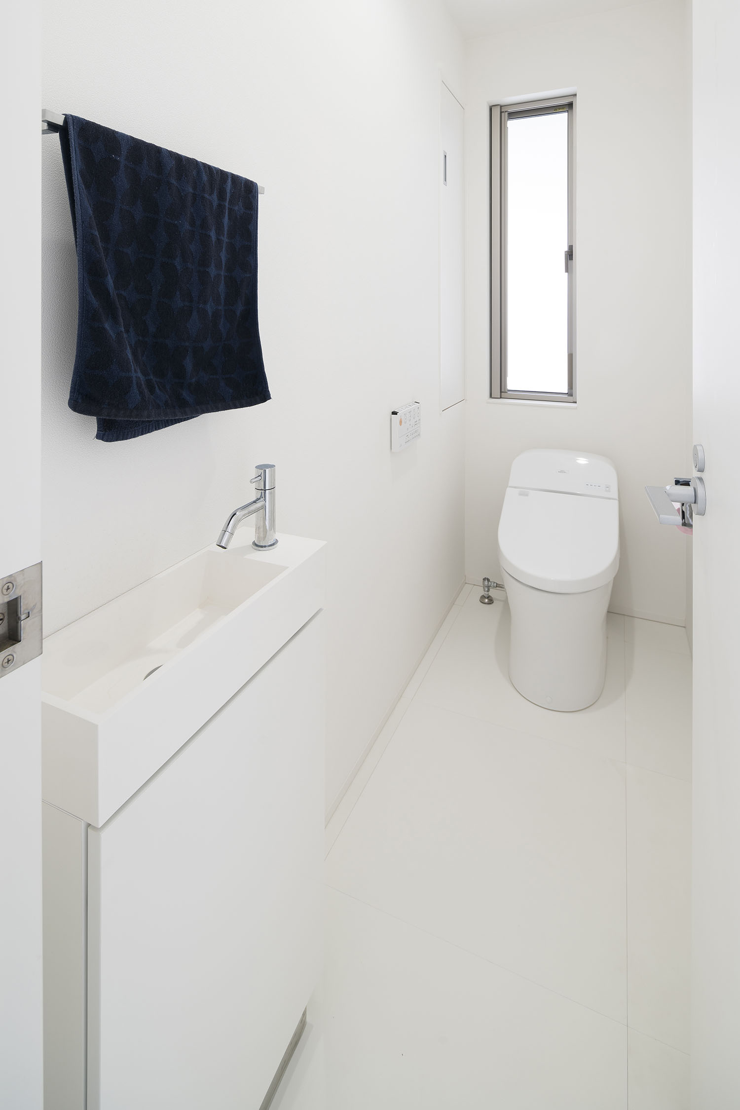 縦長のスリット窓や薄型手洗いがあるトイレ・デザイン住宅 注文住宅・デザイン住宅建築実例_『CASE581 Tcourt』_トイレ