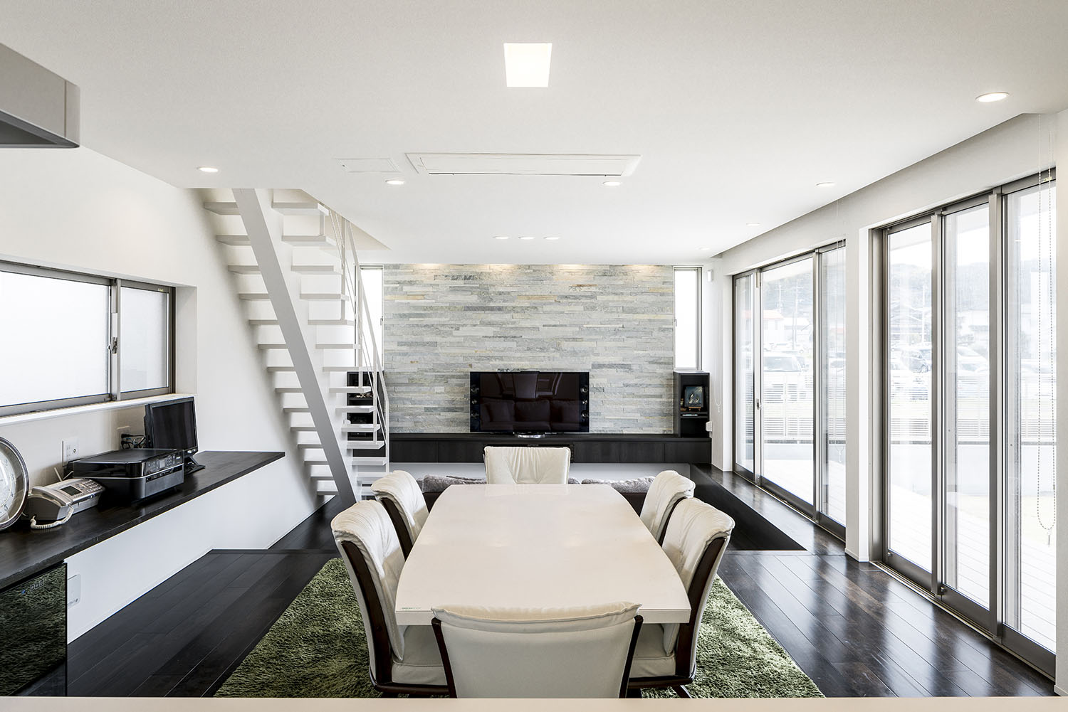 白いダイニングテーブルがある中庭に面したLDK・デザイン住宅 注文住宅・デザイン住宅建築実例_『CASE581 Tcourt』_LDK